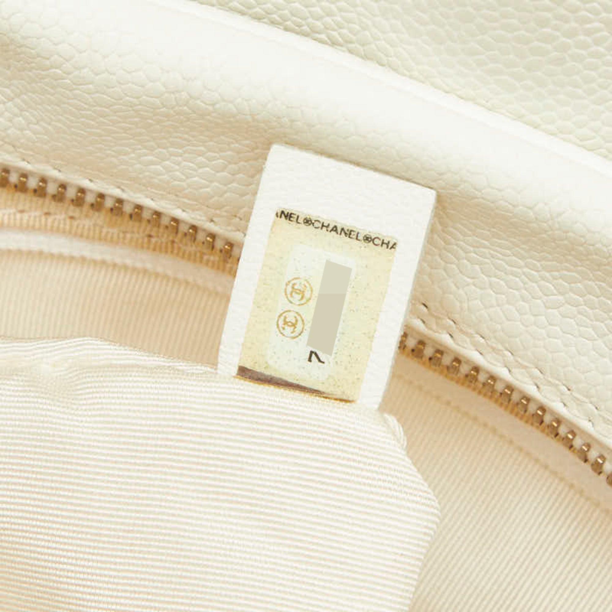 Chanel White Grained Calfskin Shoulder Bag (Pre-Owned)