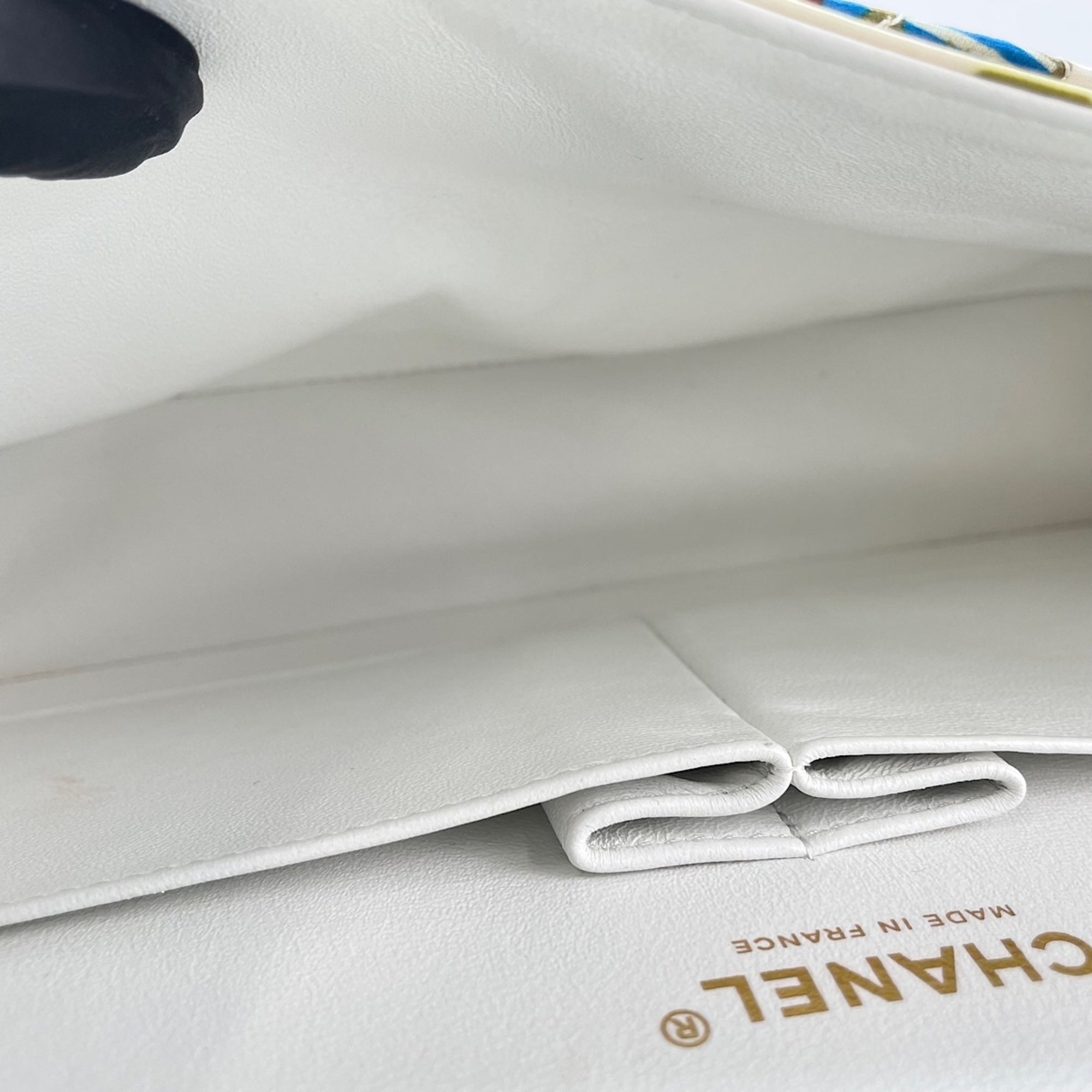 Chanel White Shoulder Bag (Pre-Owned)