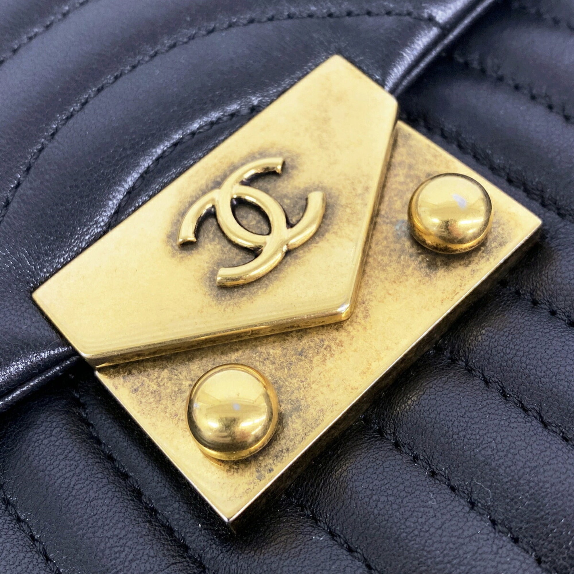 Chanel Black Leather Shoulder Bag (Pre-Owned)
