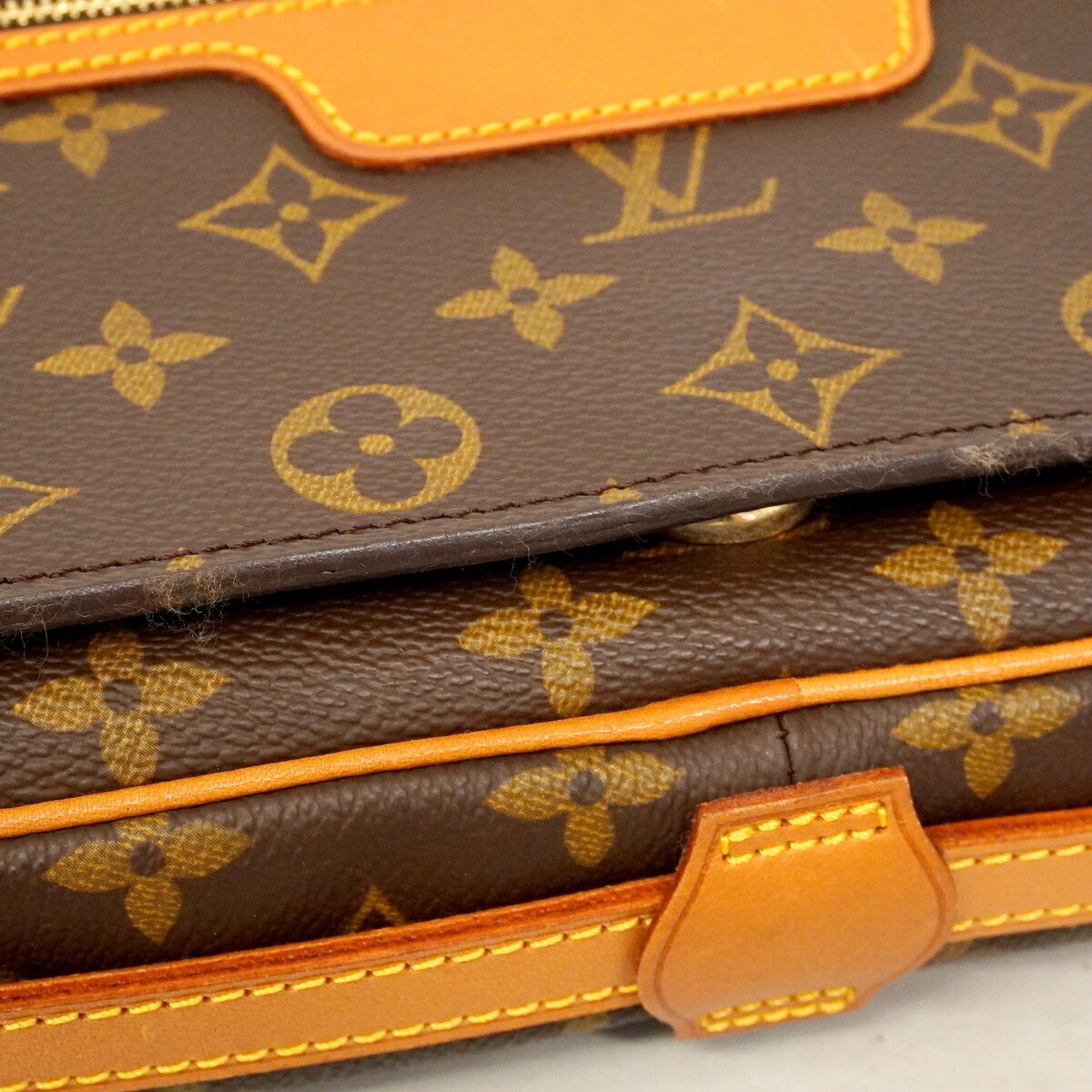 Louis Vuitton Brown Shoulder Bag (Pre-Owned)