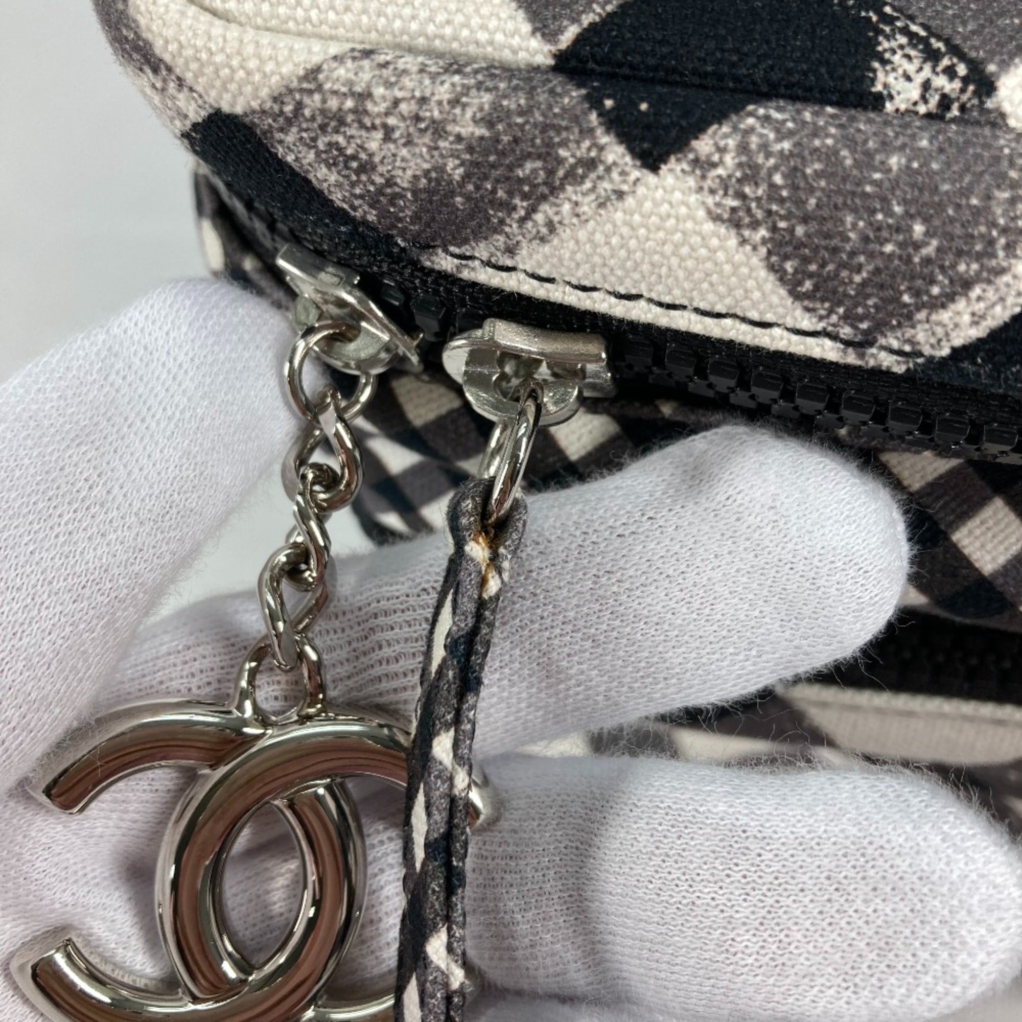 Chanel White Cloth Shoulder Bag (Pre-Owned)