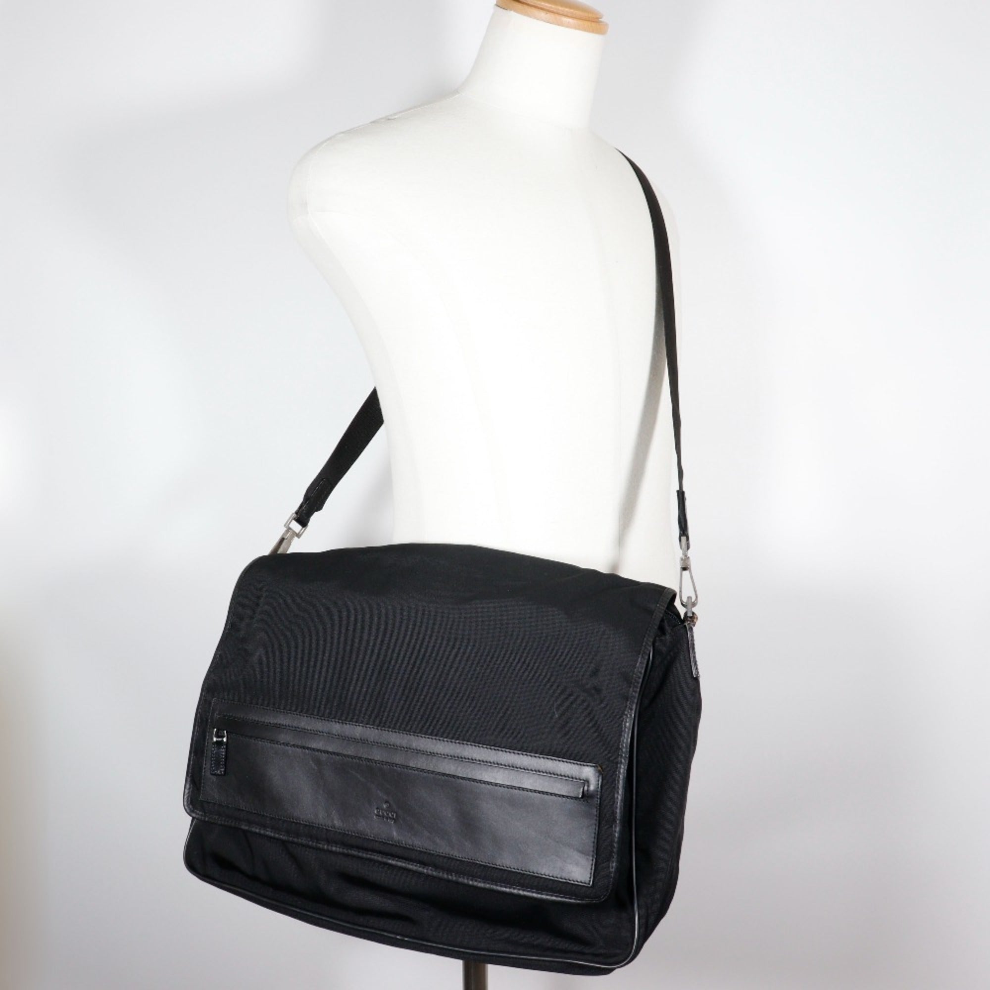 Gucci Black Nylon Canvas Shoulder Bag Sling Bag (Pre-Owned)