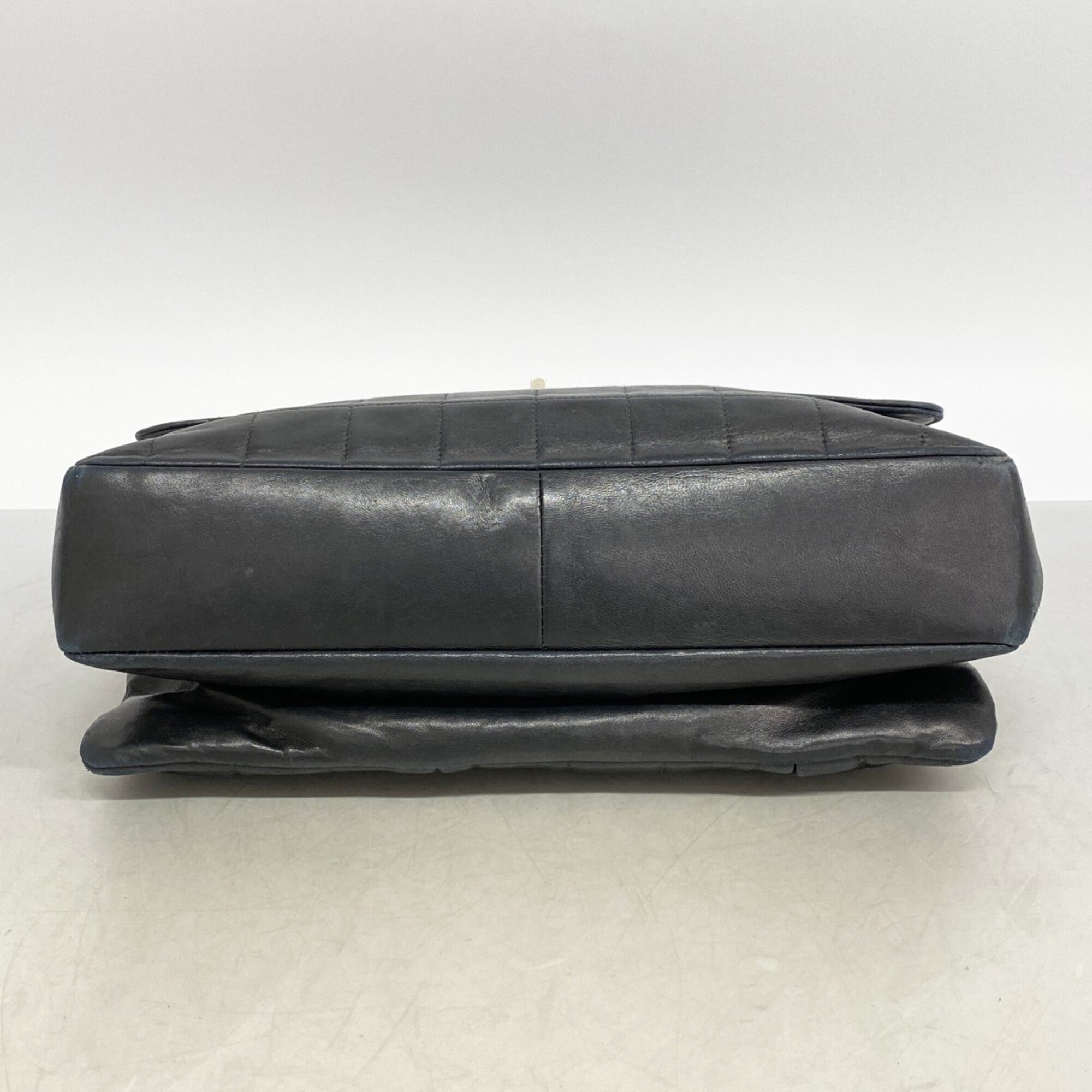 Chanel Black Leather Shoulder Bag (Pre-Owned)