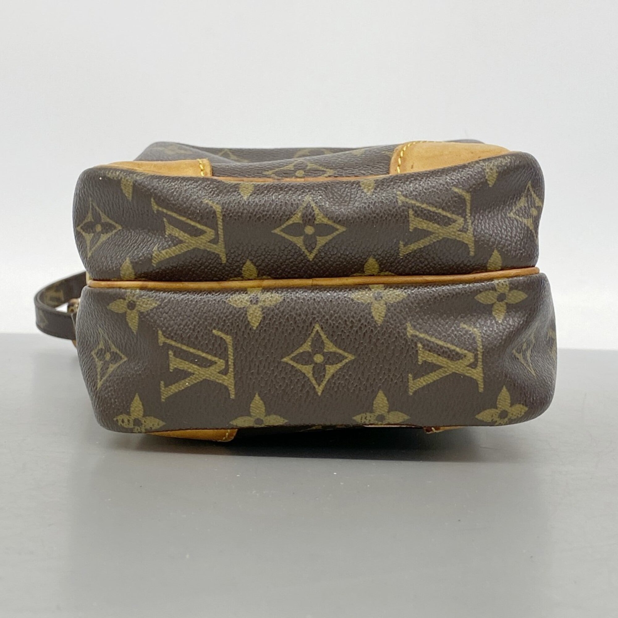Louis Vuitton Brown Shoulder Bag (Pre-Owned)