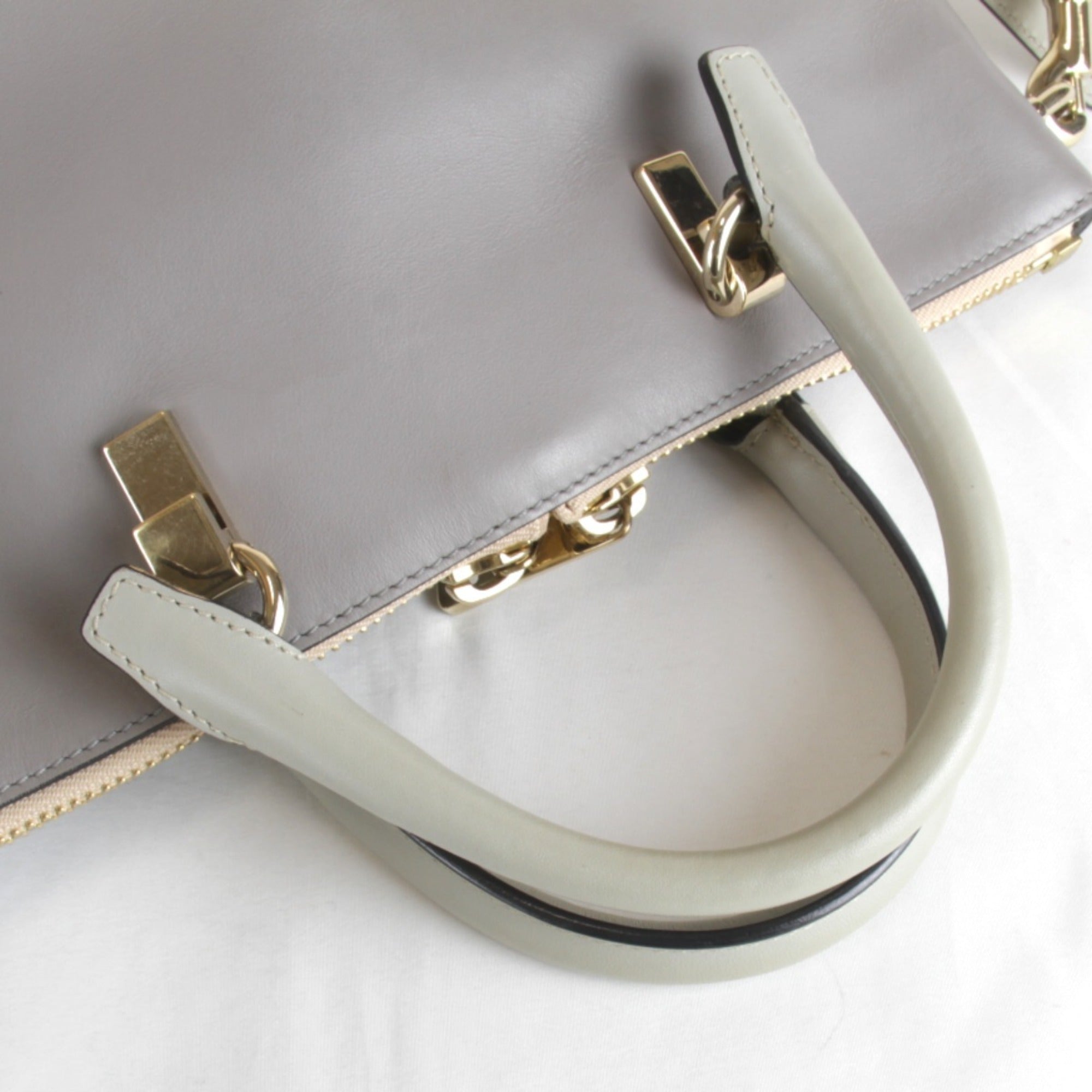 Chloé Gray Leather Handbag (Pre-Owned)