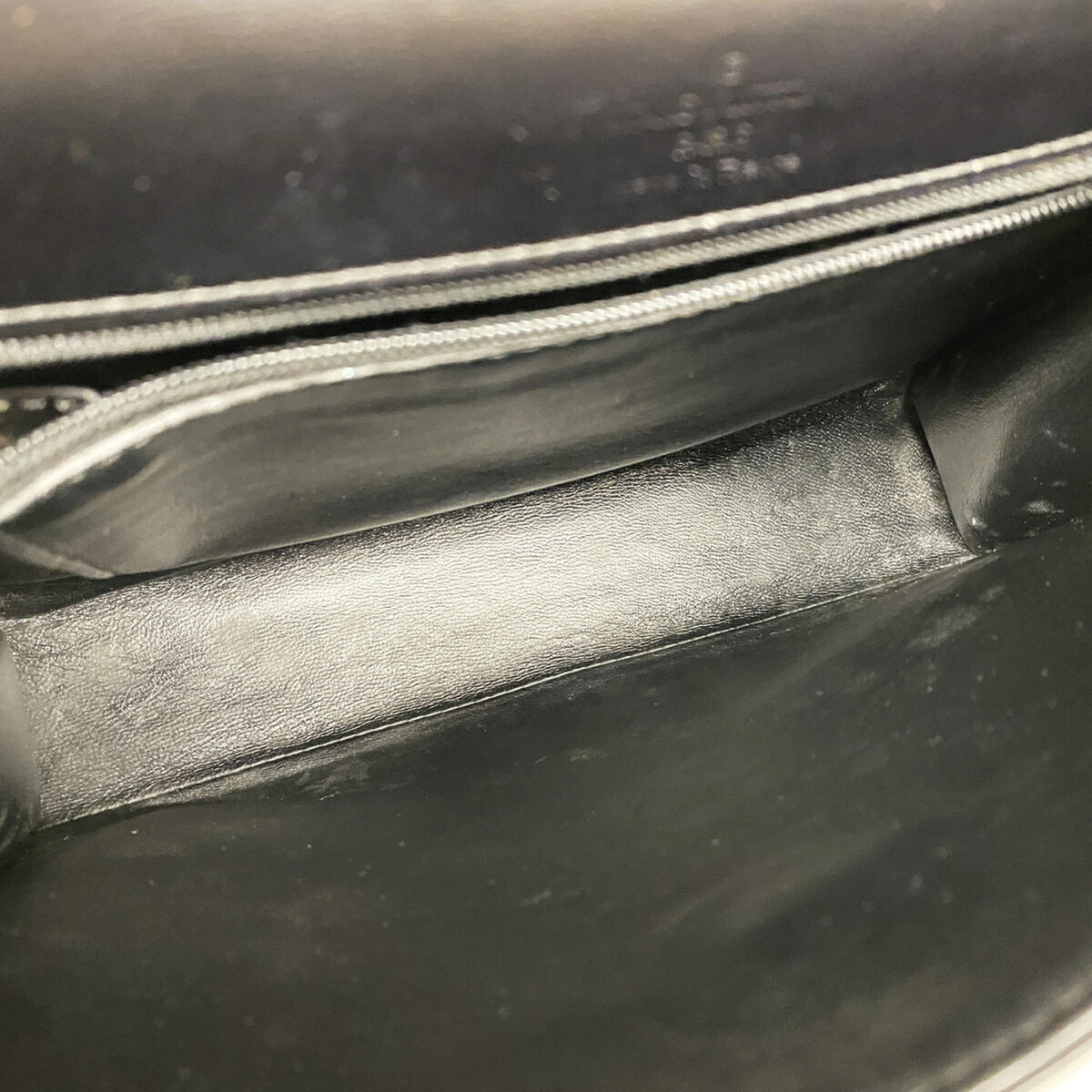 Louis Vuitton Noir Shoulder Bag (Pre-Owned)