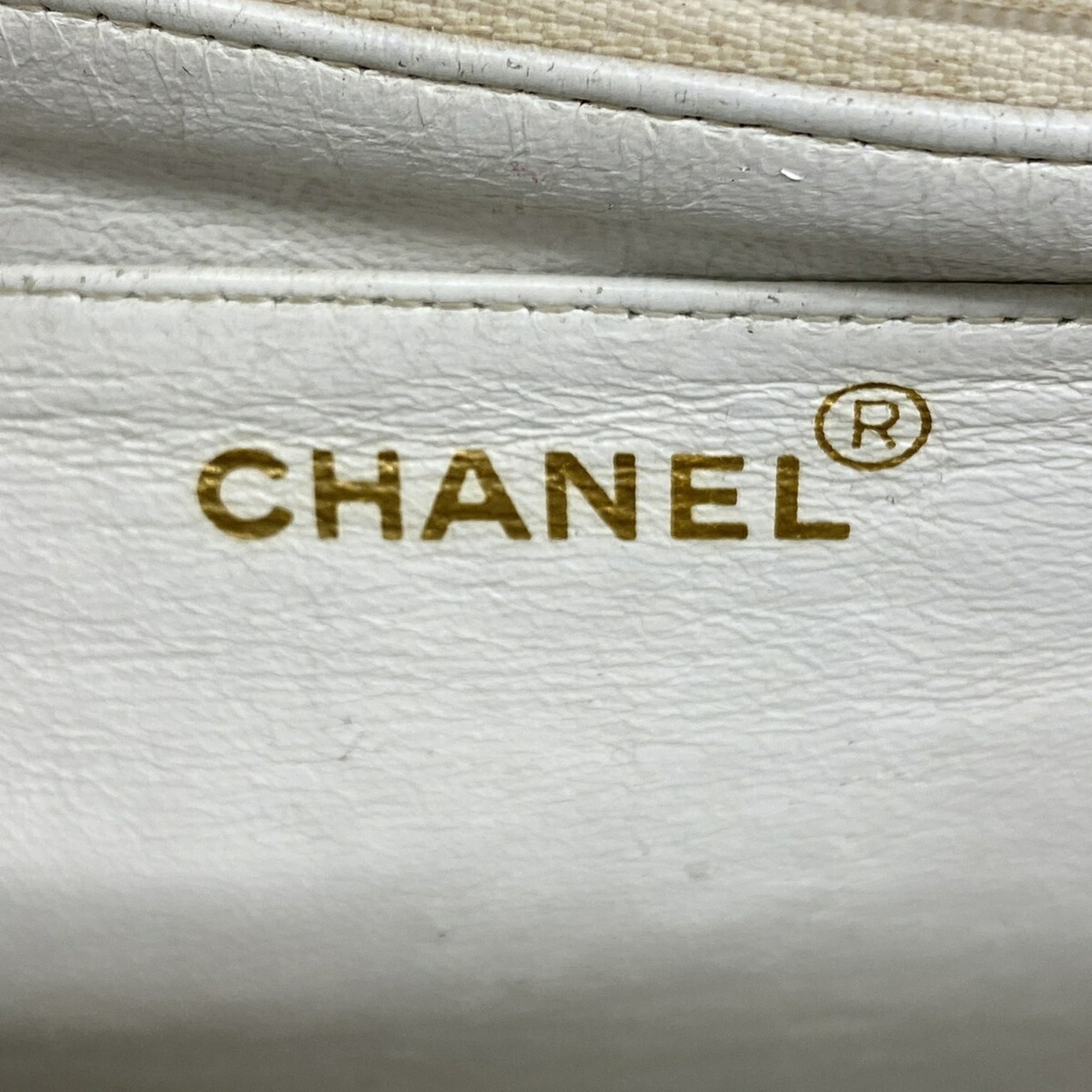 Chanel White Grained Calfskin Shoulder Bag (Pre-Owned)