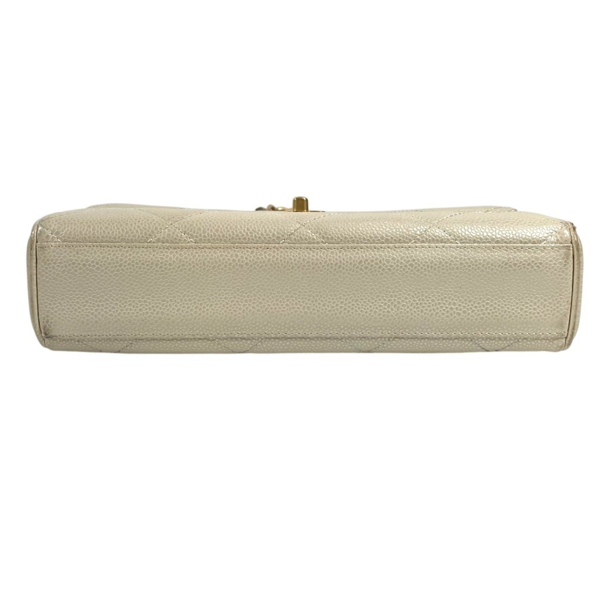 Chanel Matelasse White Grained Calfskin Shoulder Bag (Pre-Owned)