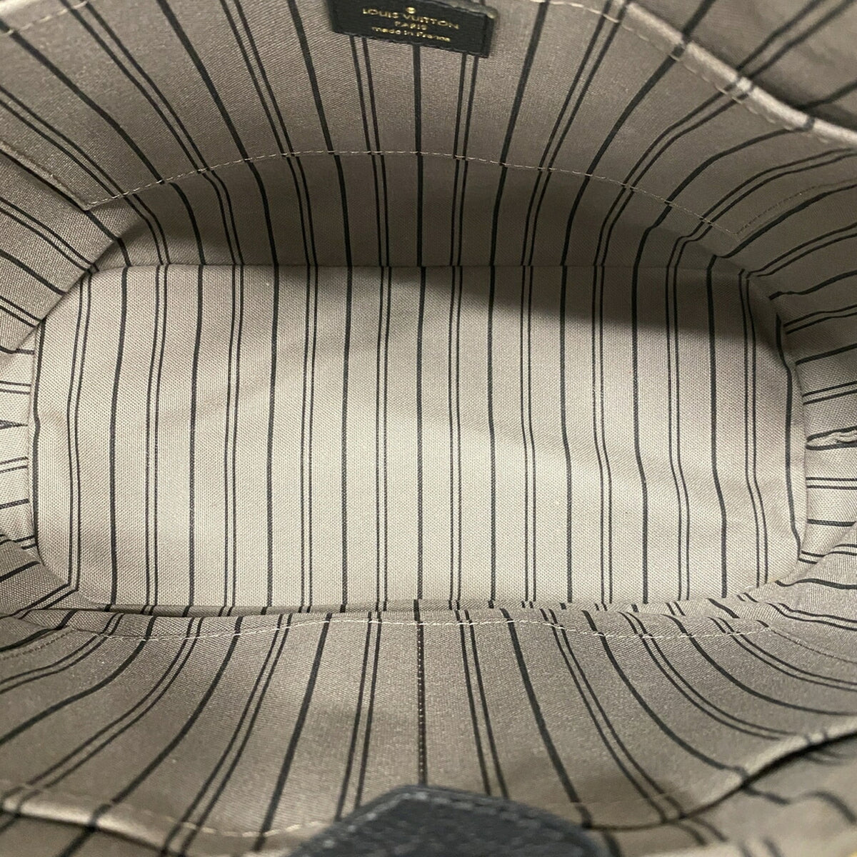 Louis Vuitton Noir Handbag (Pre-Owned)
