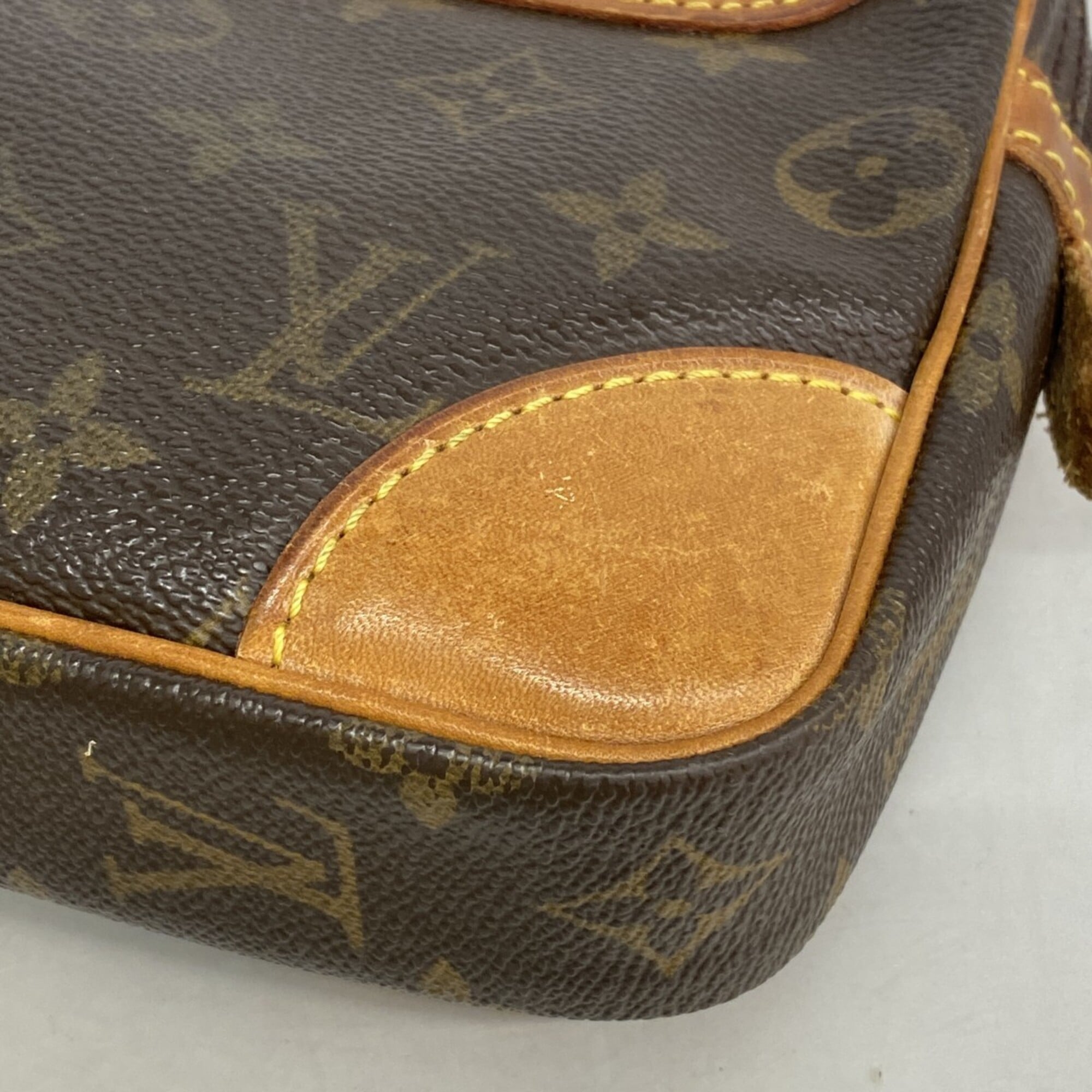 Louis Vuitton Brown Clutch Bag (Pre-Owned)