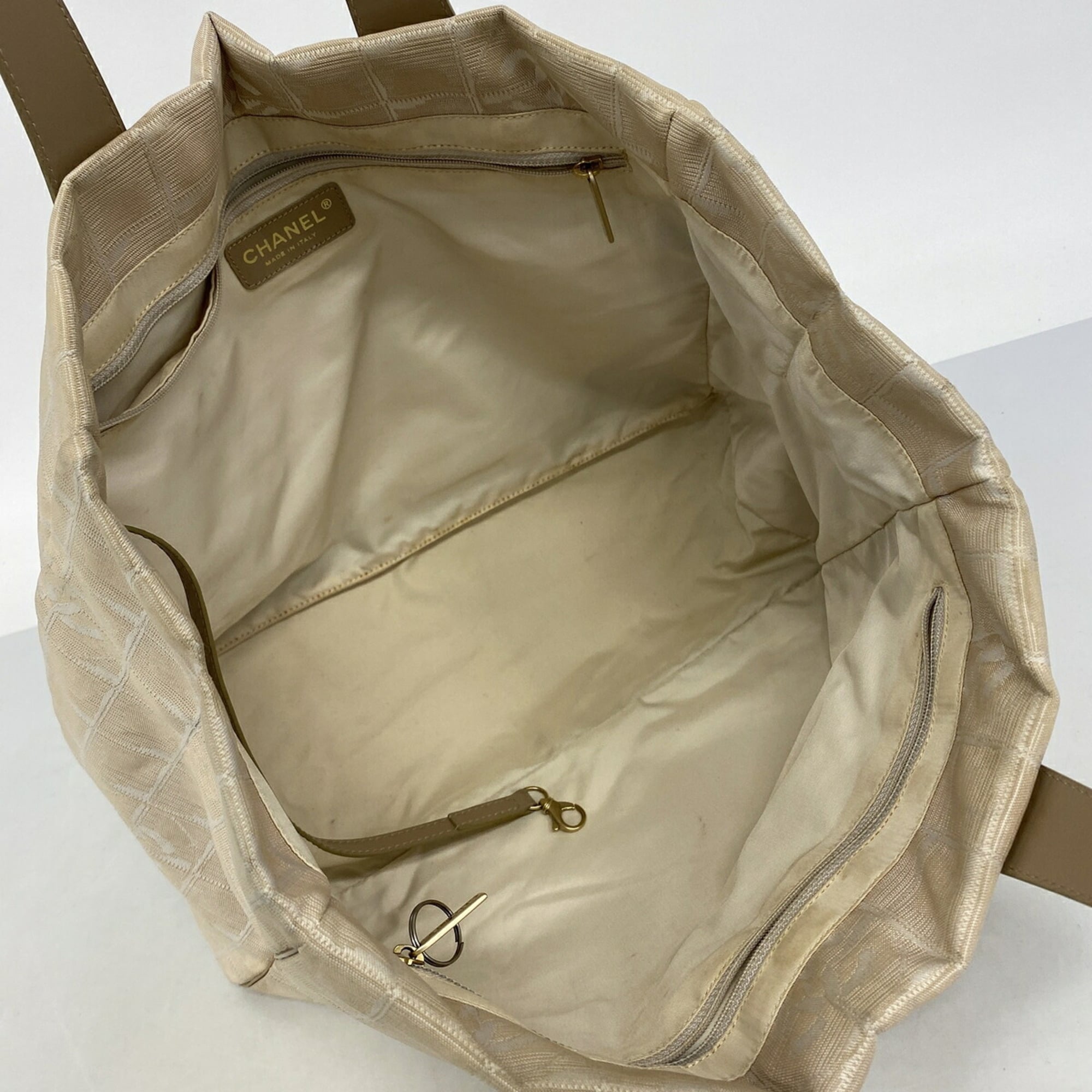 Chanel Beige Nylon Tote Bag (Pre-Owned)