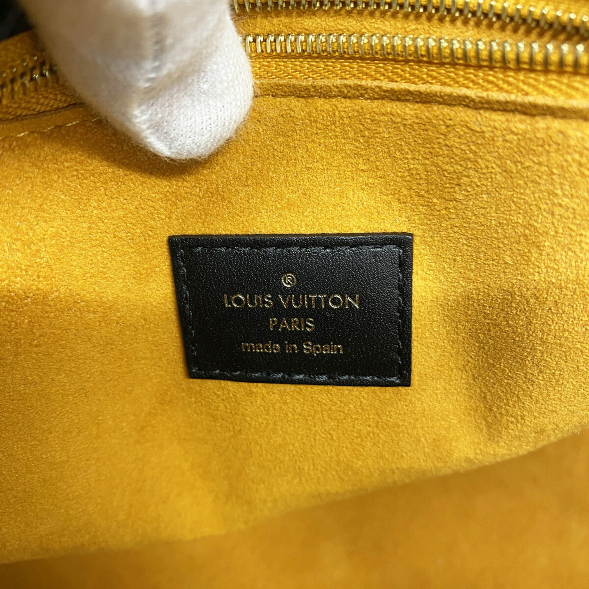 Louis Vuitton Noir Handbag (Pre-Owned)