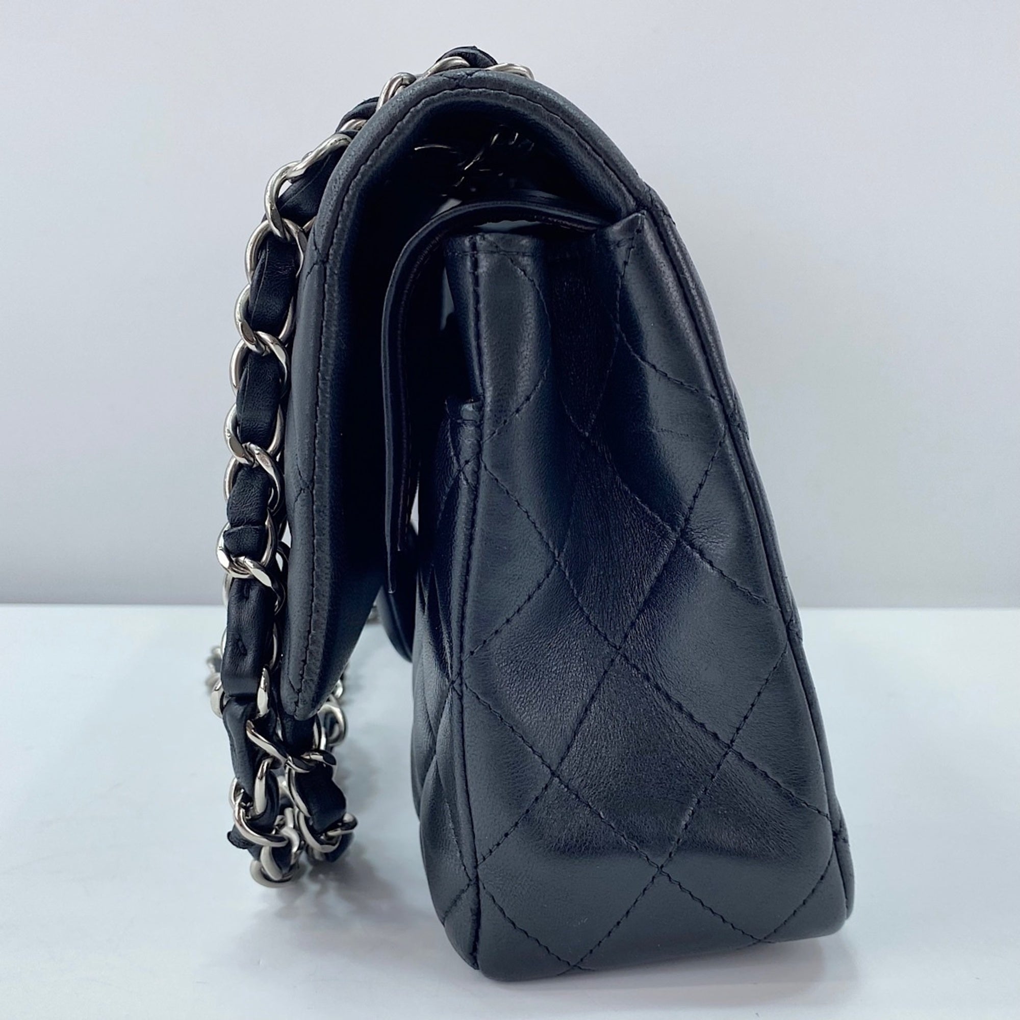 Chanel Black Shoulder Bag (Pre-Owned)