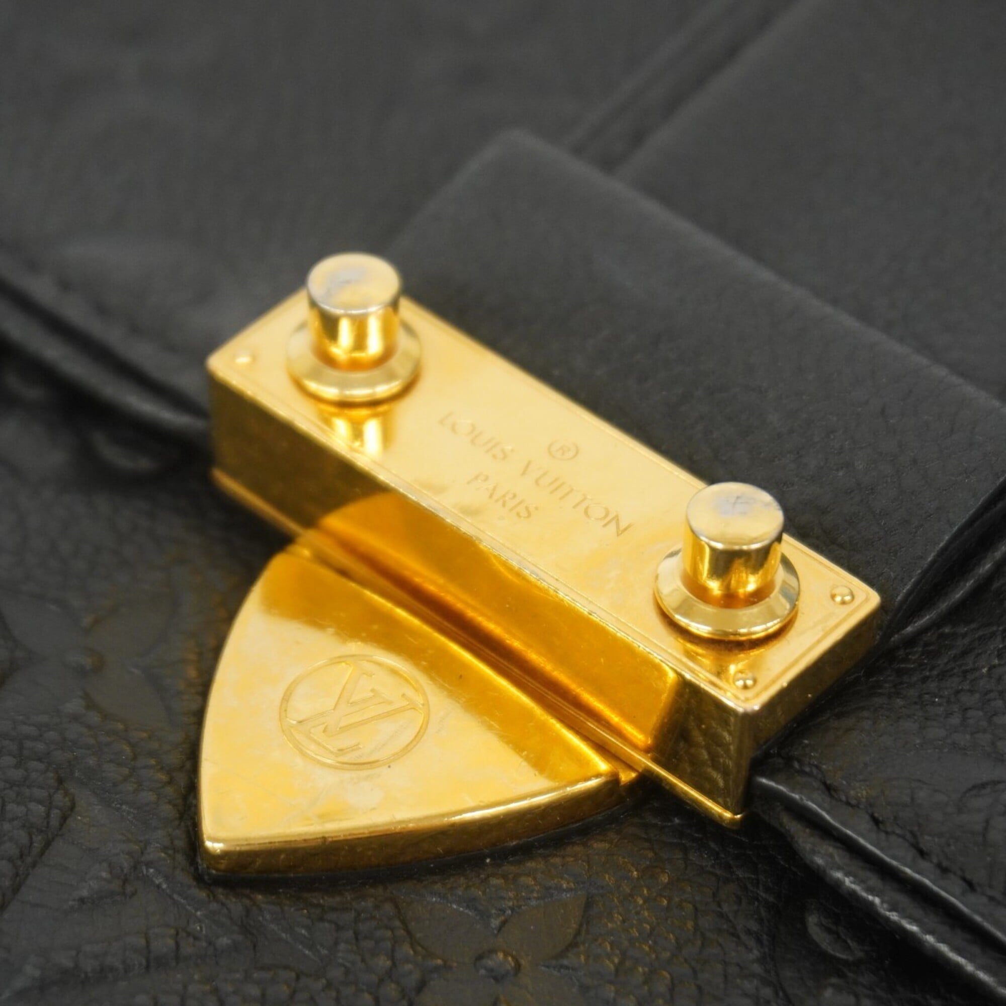 Louis Vuitton Noir Shoulder Bag (Pre-Owned)
