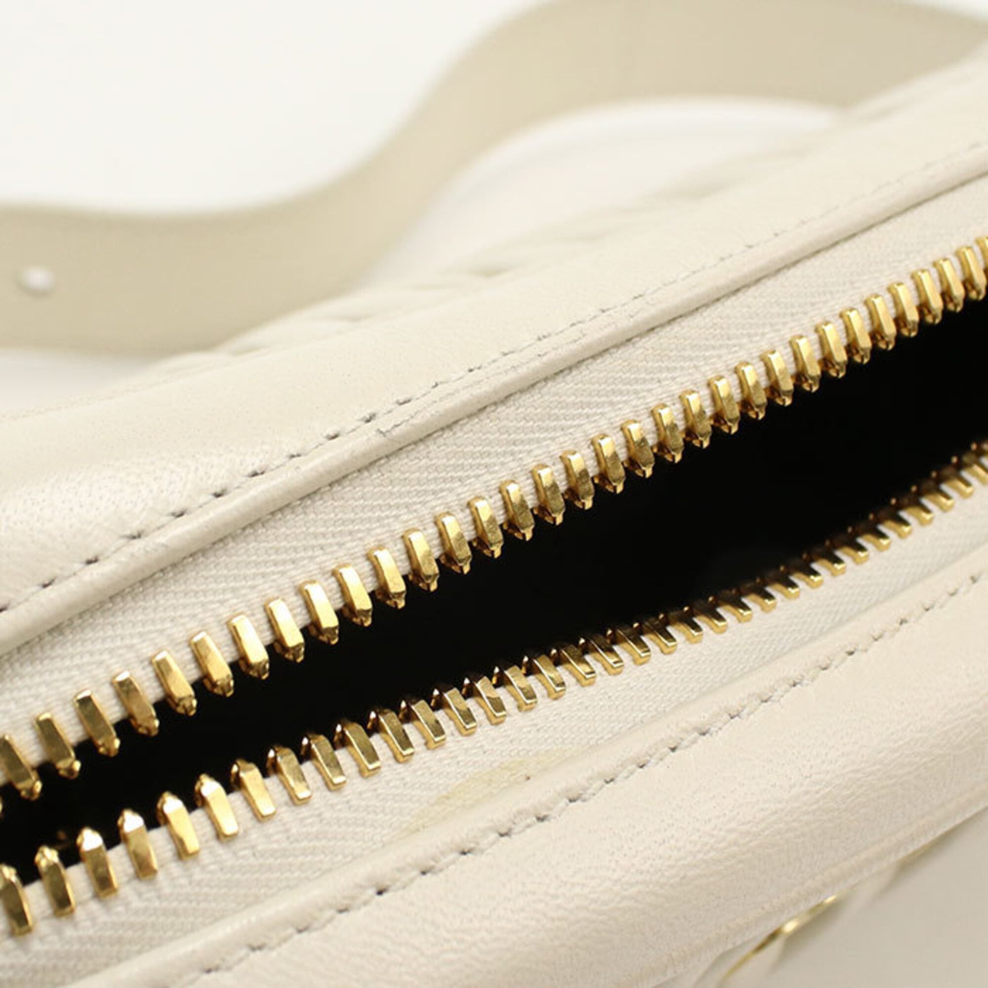Miu Miu Ivory Leather Shoulder Bag (Pre-Owned)