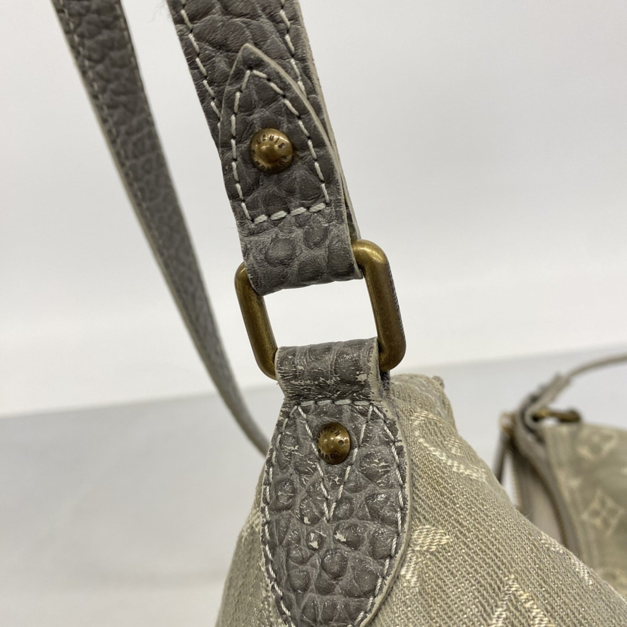 Louis Vuitton Gris Shoulder Bag (Pre-Owned)