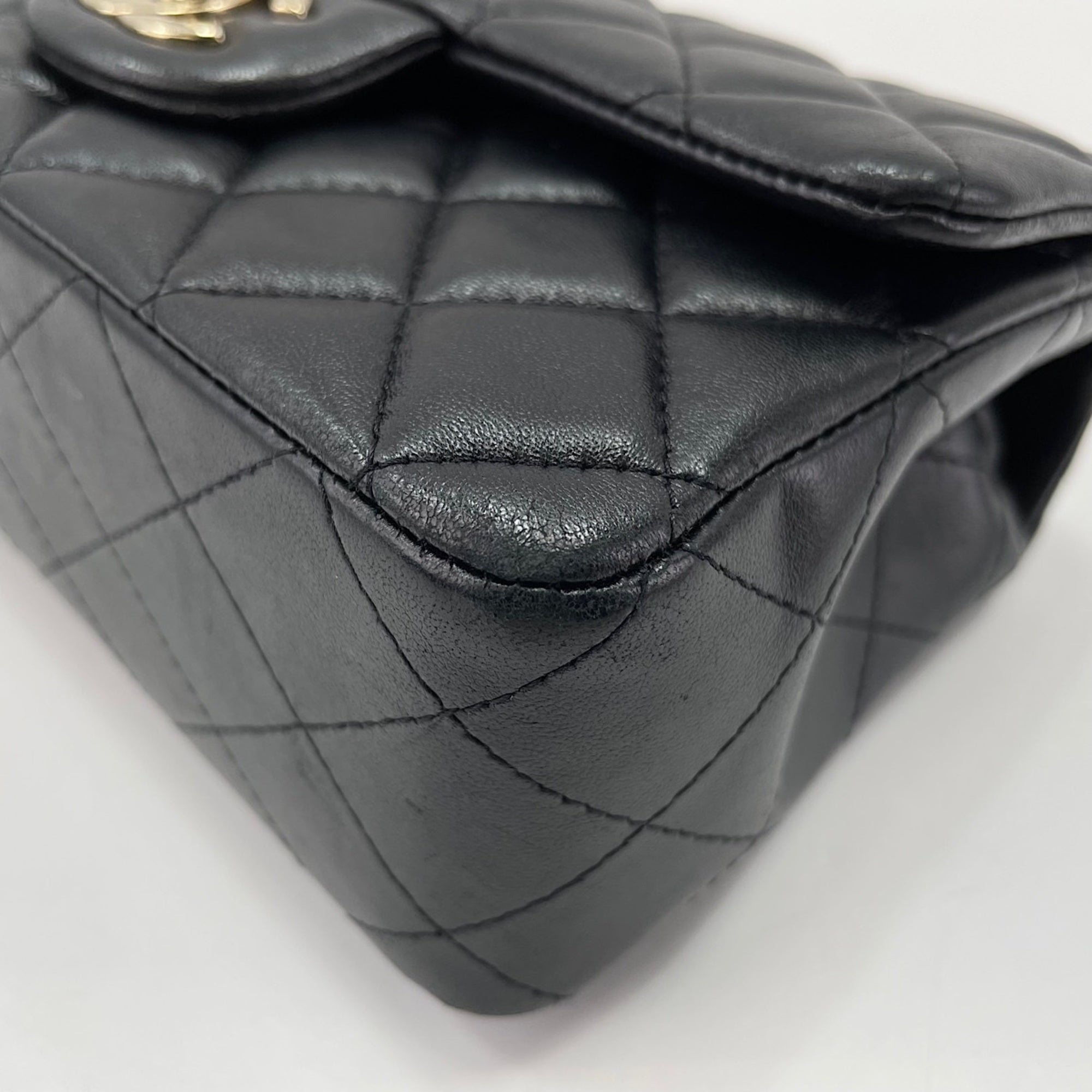 Chanel Black Shoulder Bag (Pre-Owned)
