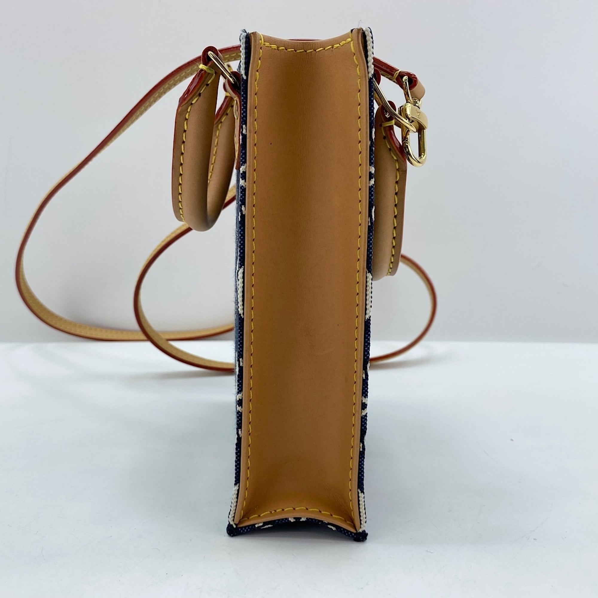 Louis Vuitton Navy Handbag (Pre-Owned)