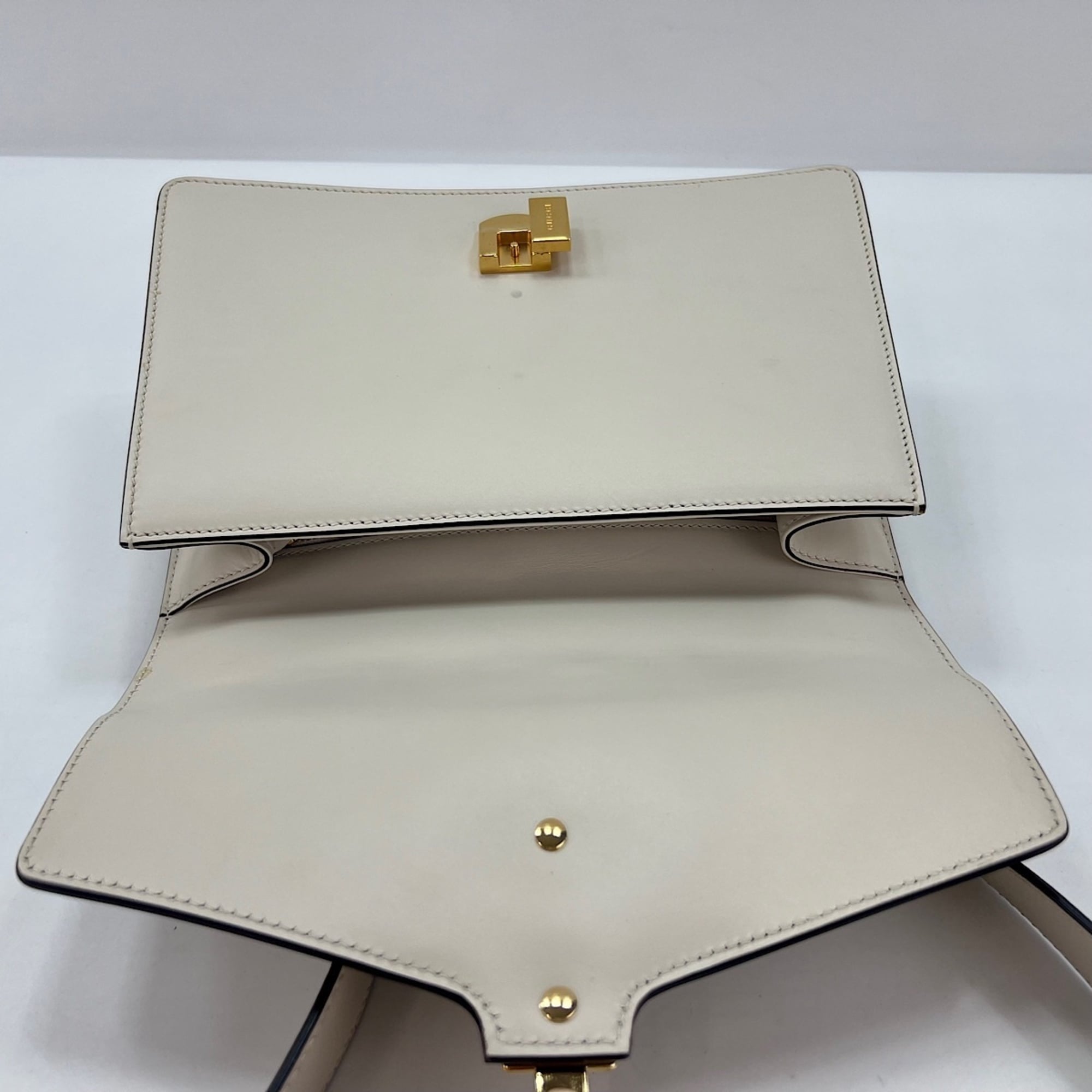 Gucci White Shoulder Bag (Pre-Owned)