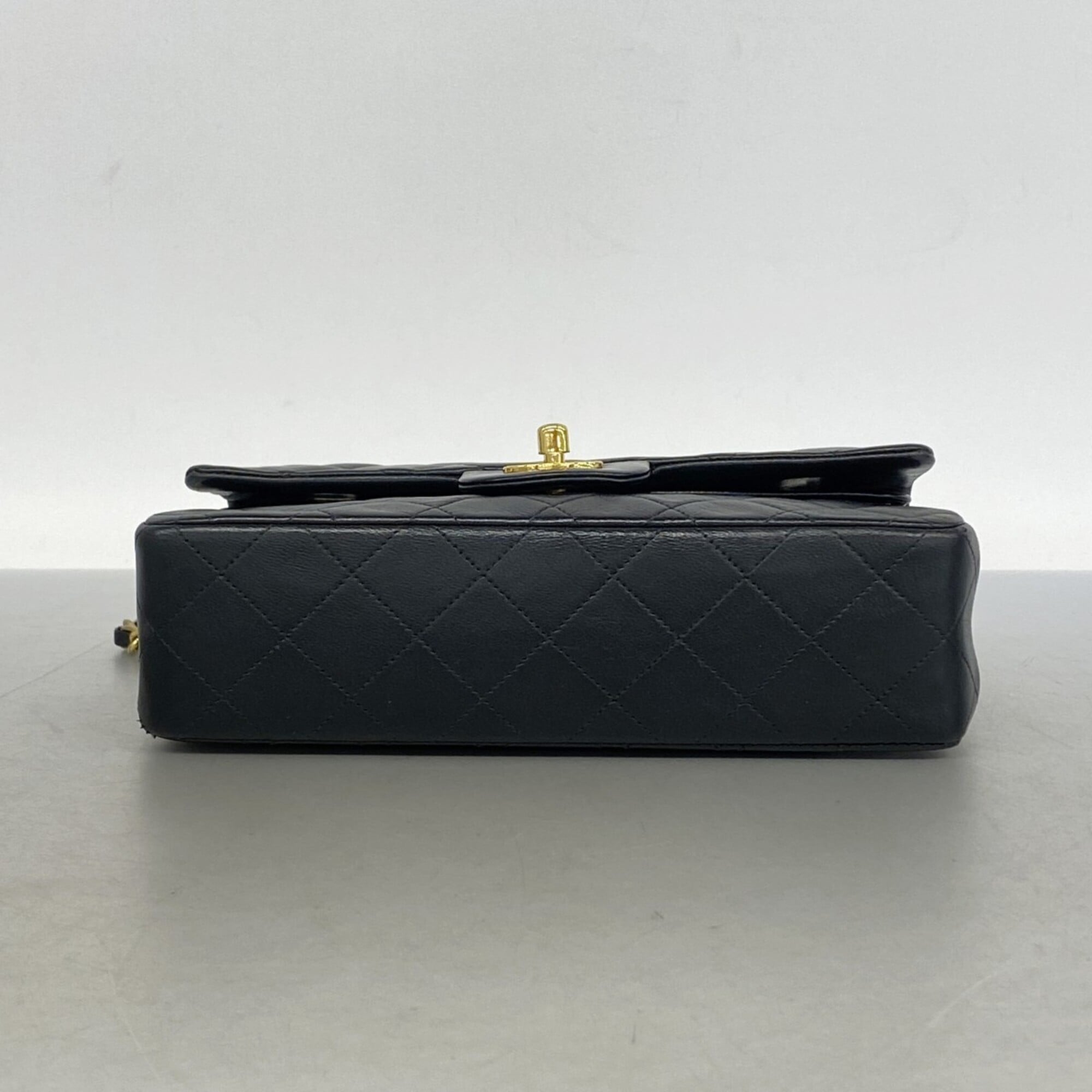 Chanel Black Leather Shoulder Bag (Pre-Owned)