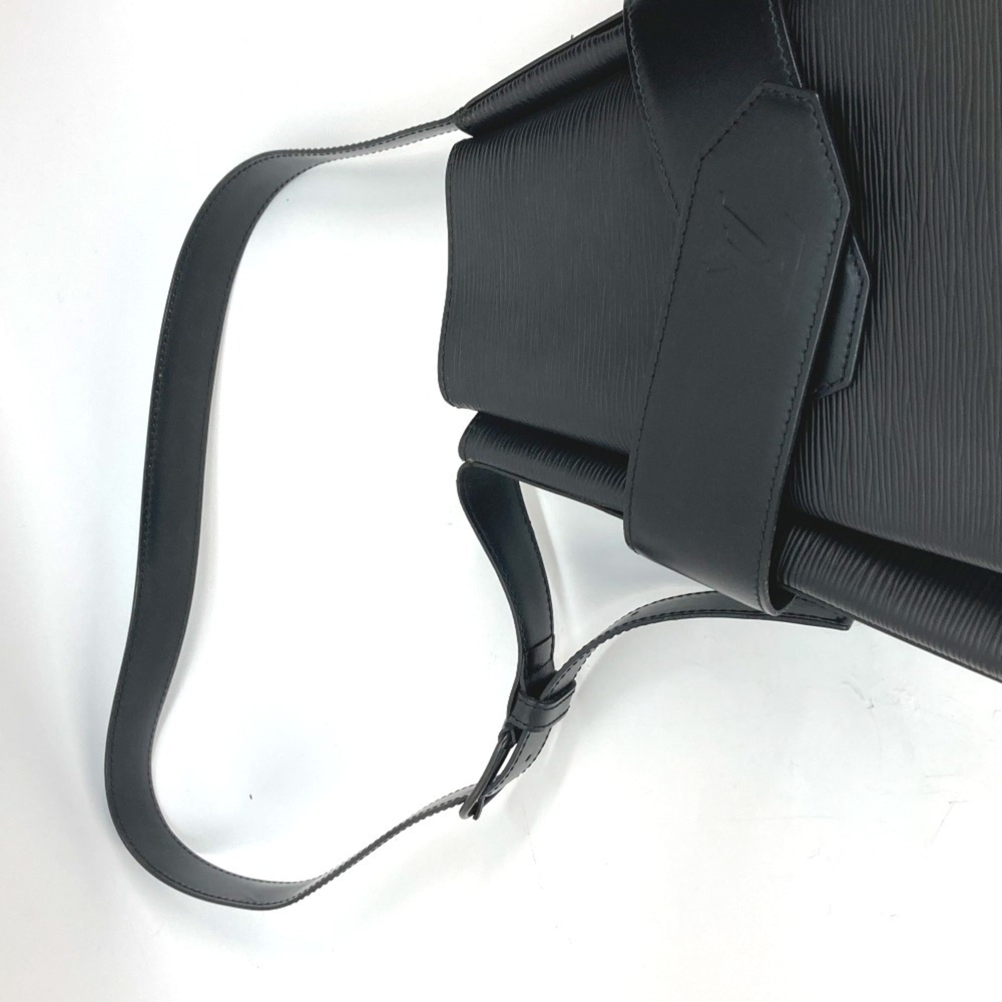 Louis Vuitton Black Noir Epi Leather Pouch Shoulder Bag (Pre-Owned)
