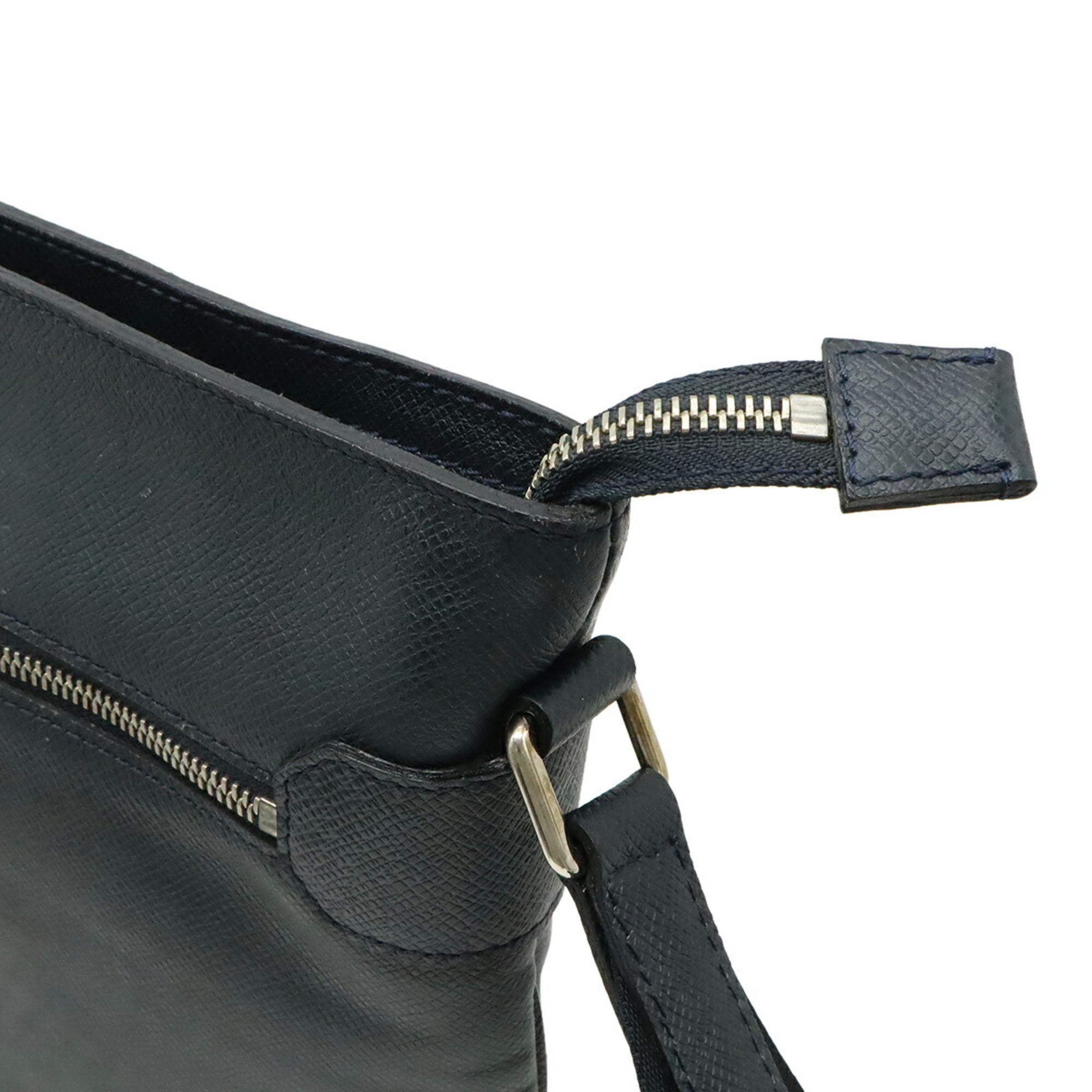 Louis Vuitton Taiga Boreal Taiga Leather Shoulder Bag (Pre-Owned)