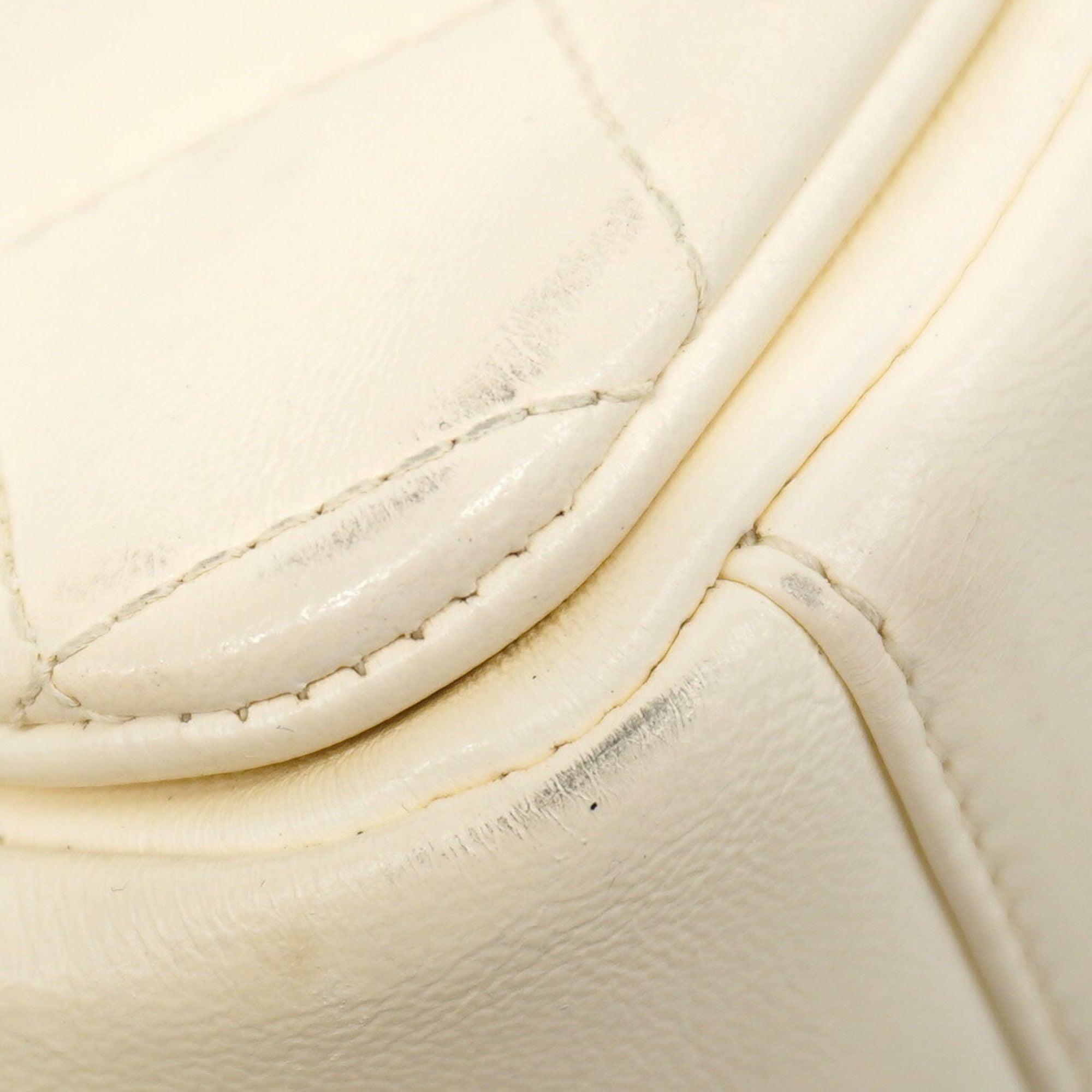 Chanel White Leather Shoulder Bag (Pre-Owned)
