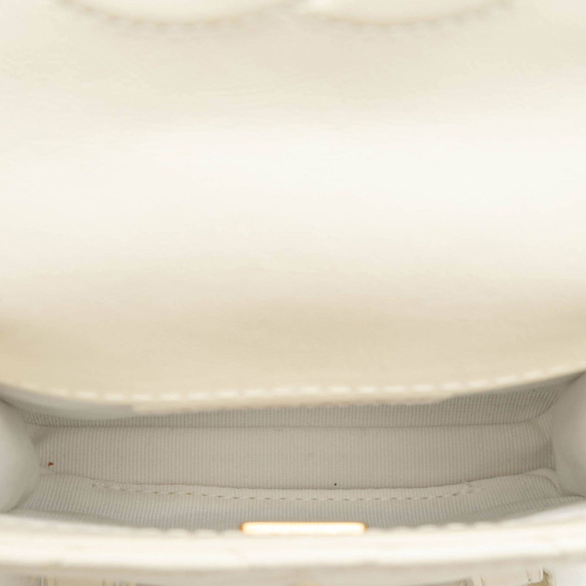 Chanel Matelasse White Leather Handbag Shoulder Bag (Pre-Owned)