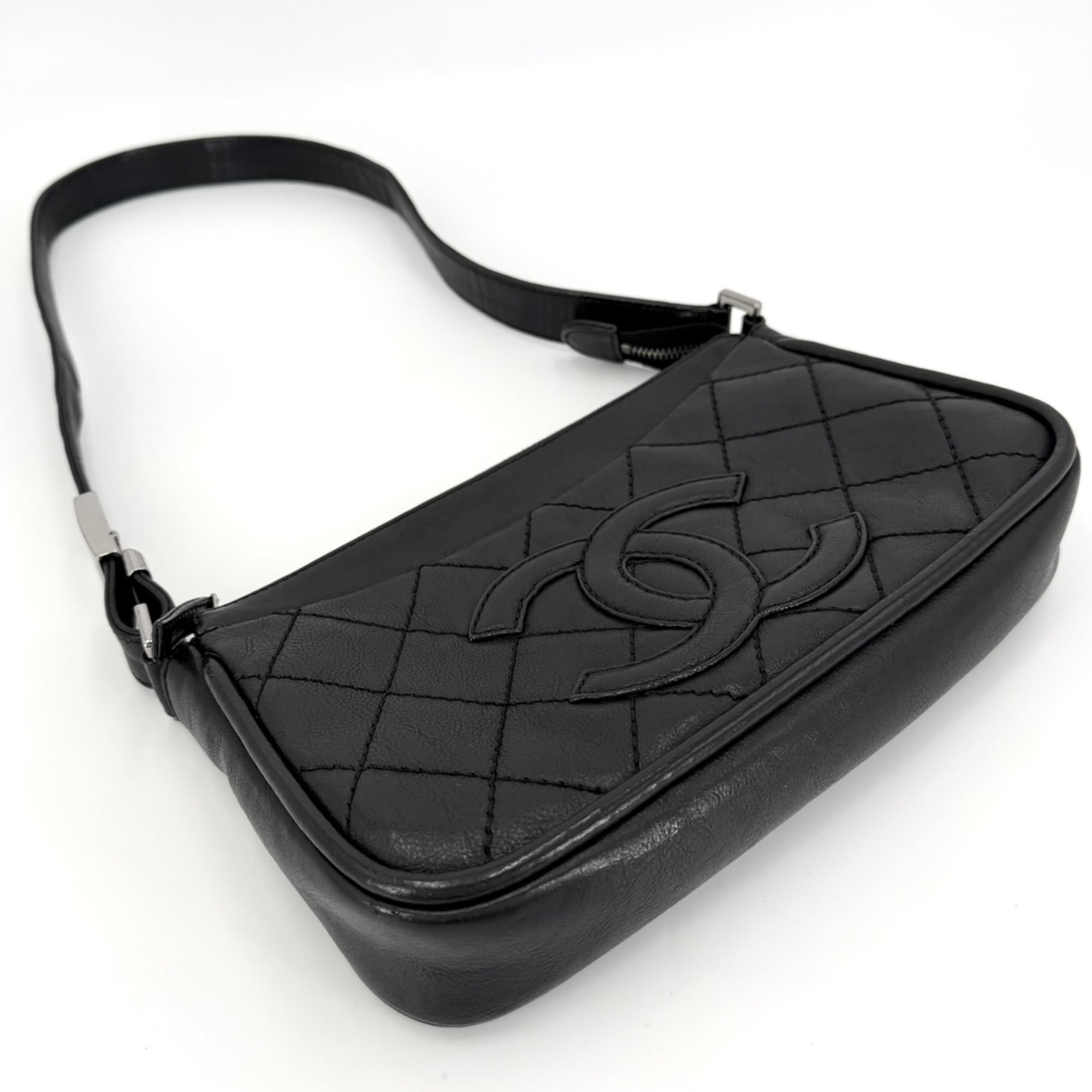 Chanel Black Leather Shoulder Bag (Pre-Owned)