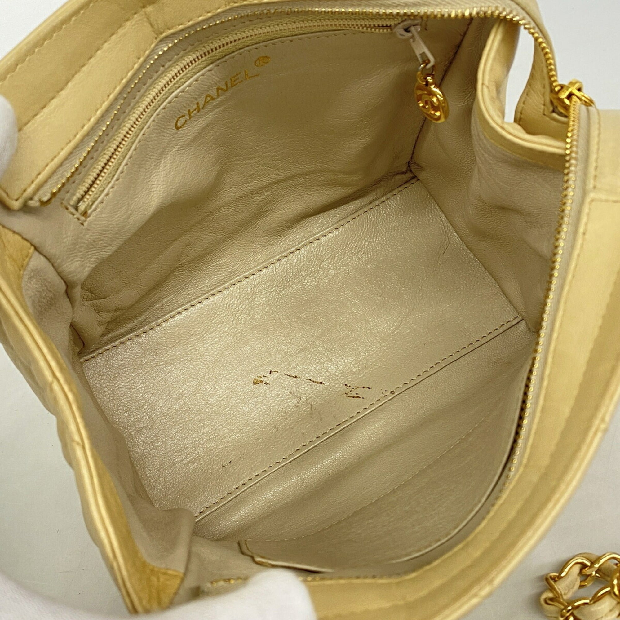 Chanel Beige Leather Shoulder Bag (Pre-Owned)