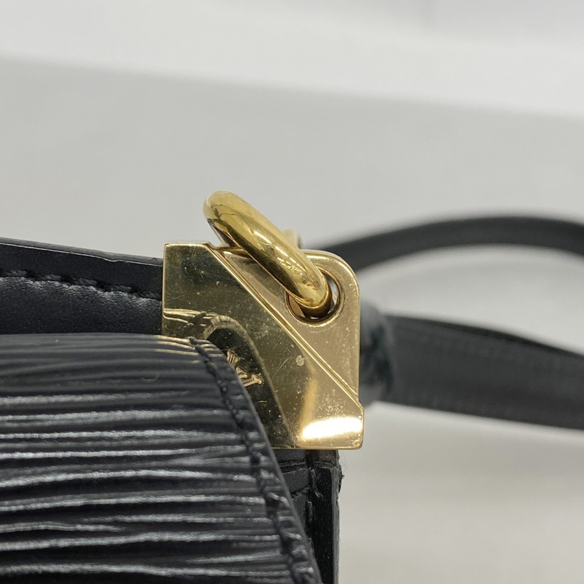 Louis Vuitton Noir Shoulder Bag (Pre-Owned)