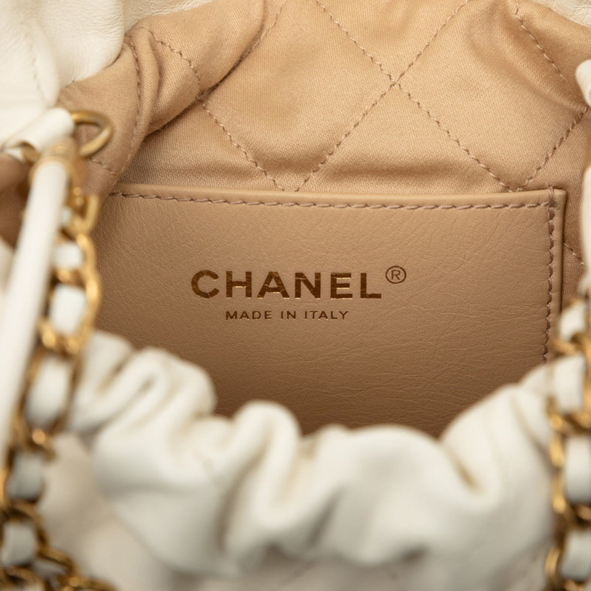 Chanel White Leather Shoulder Bag (Pre-Owned)