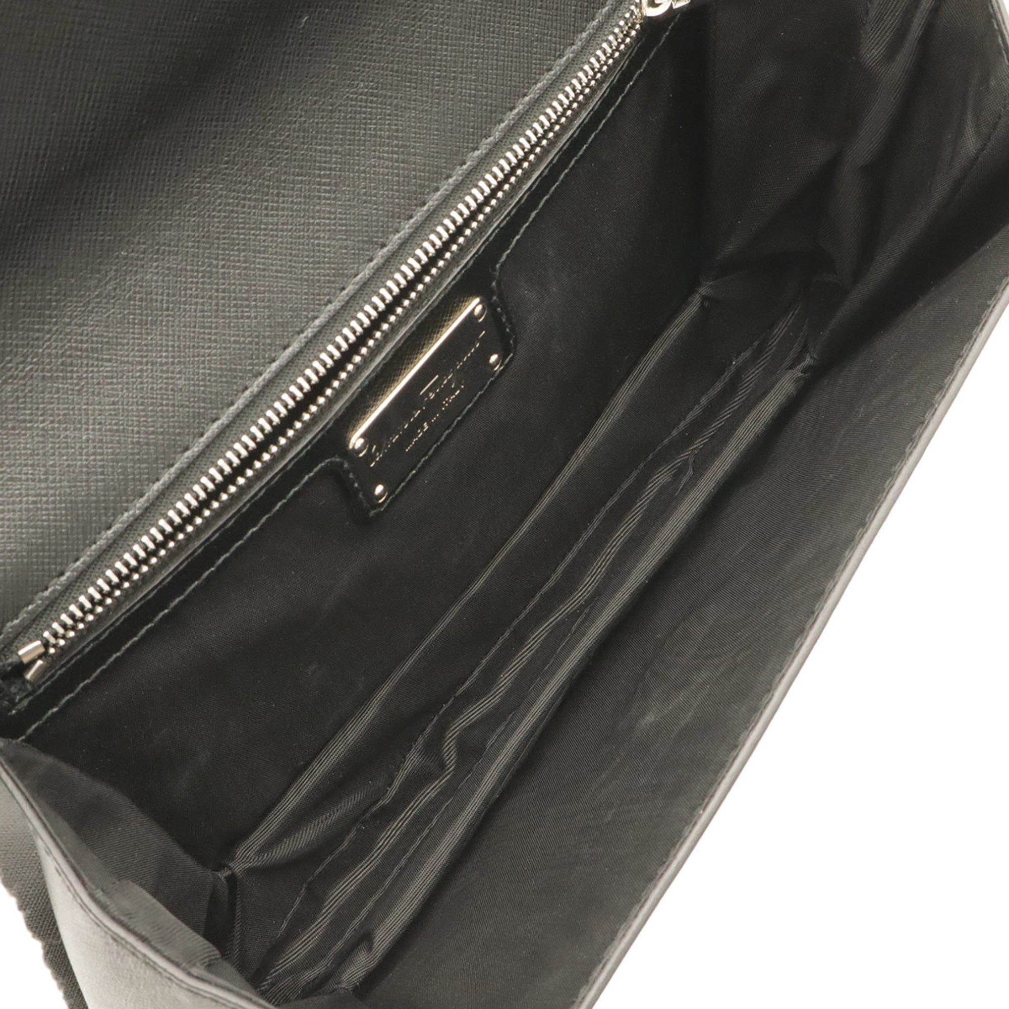 Salvatore Ferragamo Vara Black Leather Shoulder Bag (Pre-Owned)