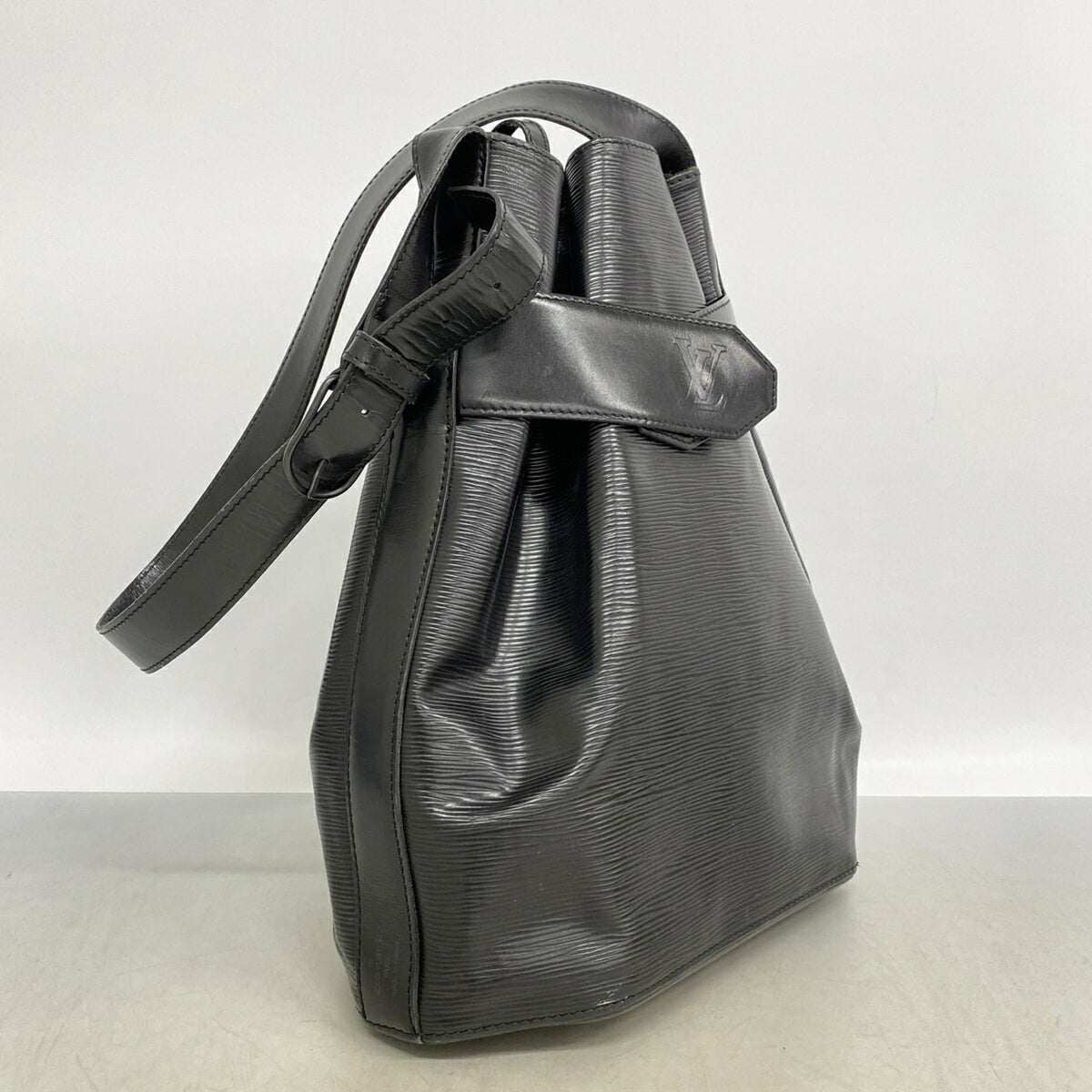 Louis Vuitton Noir Shoulder Bag (Pre-Owned)