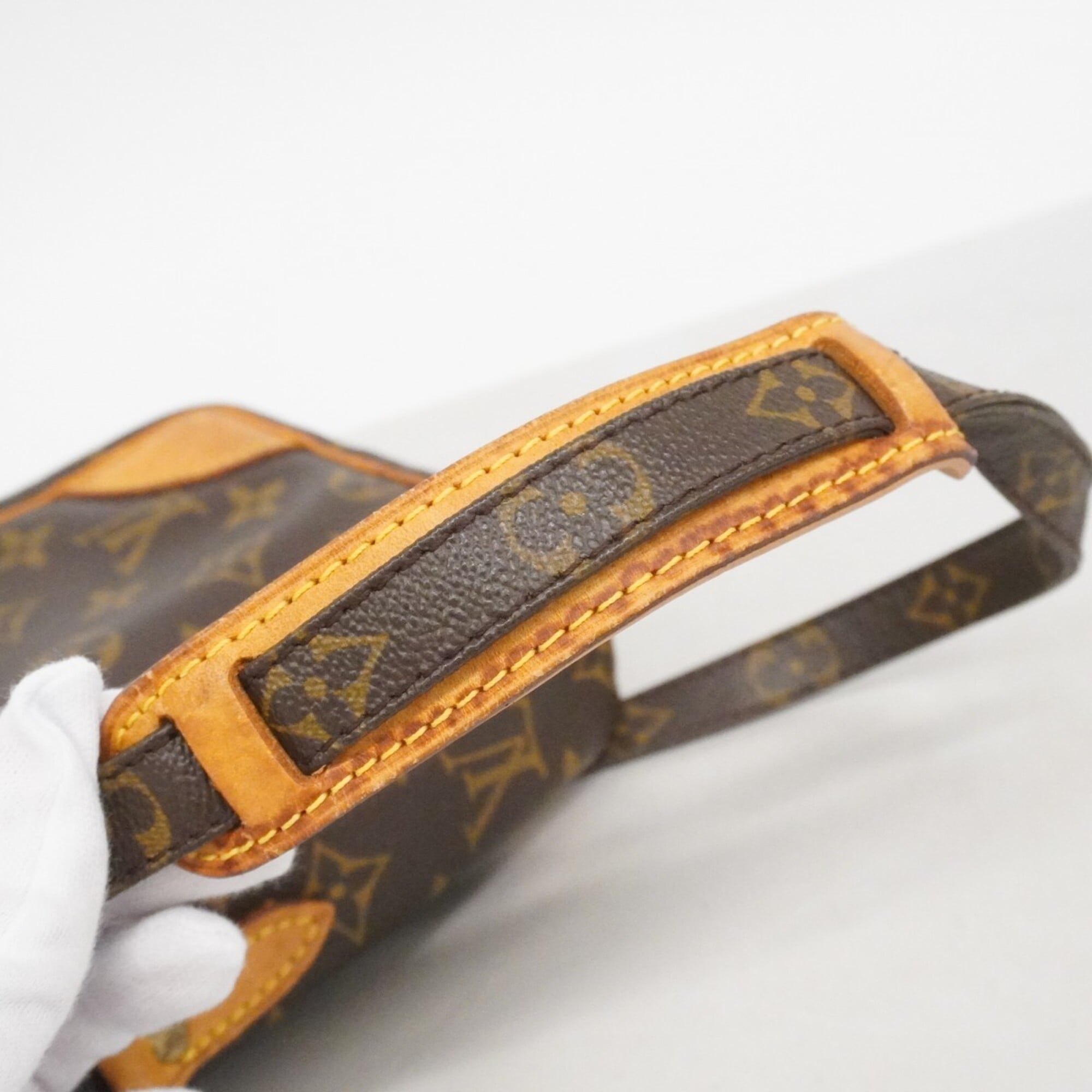 Louis Vuitton Brown Shoulder Bag (Pre-Owned)