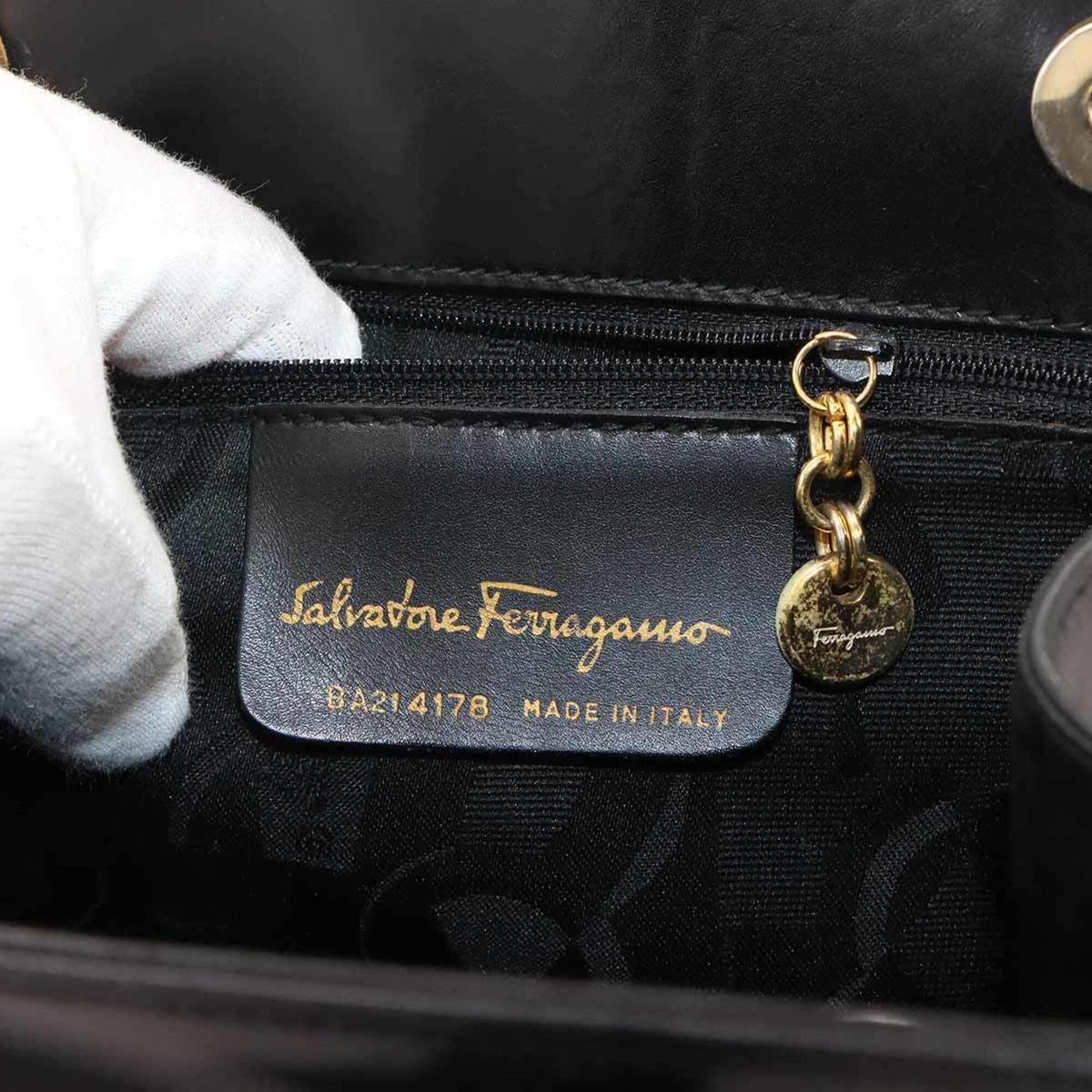 Salvatore Ferragamo Black Leather Handbag Shoulder Bag (Pre-Owned)