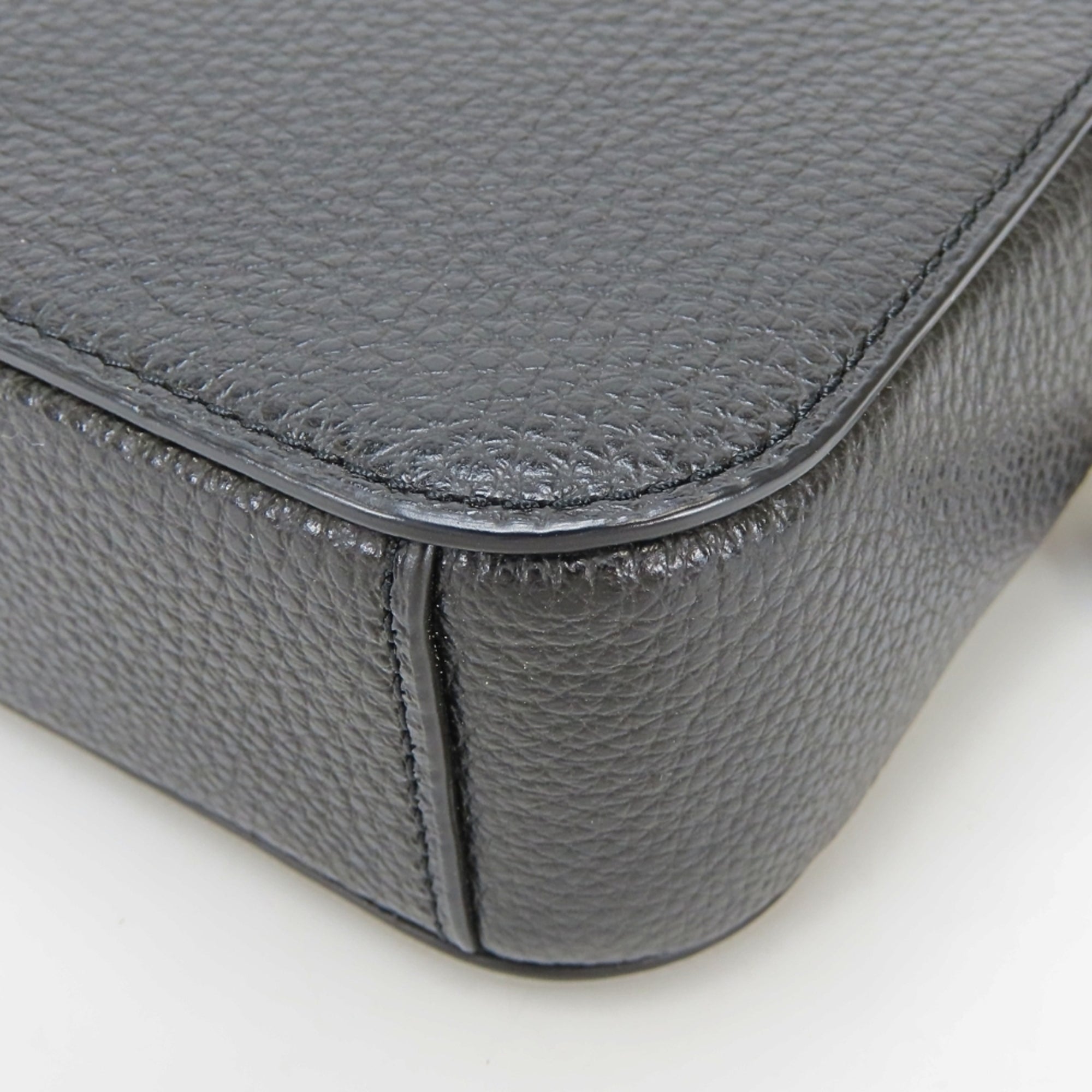 Coach Black Leather Pochette Shoulder Bag (Pre-Owned)