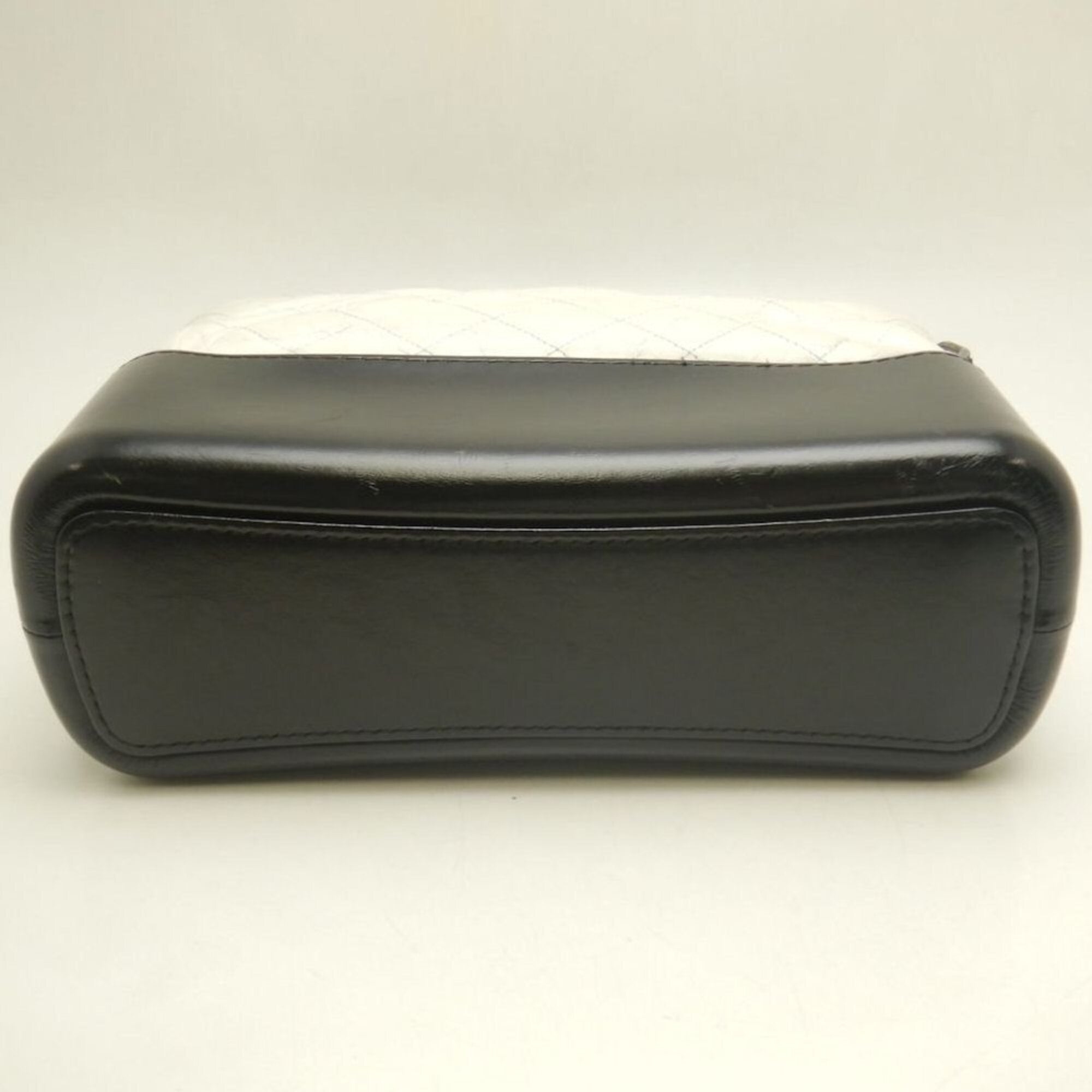 Chanel Black White Leather Shoulder Bag (Pre-Owned)