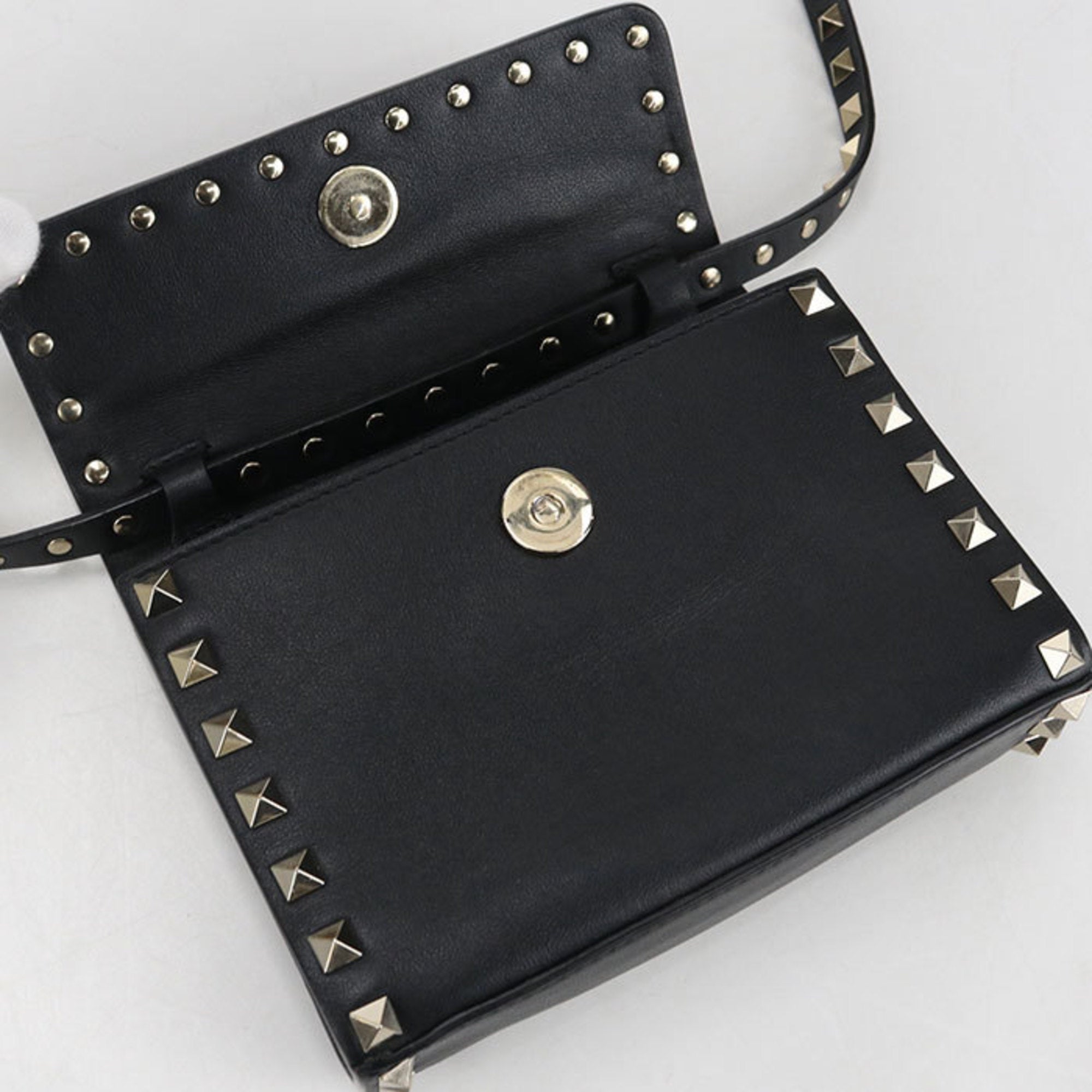 Valentino Garavani Black Leather Shoulder Bag (Pre-Owned)