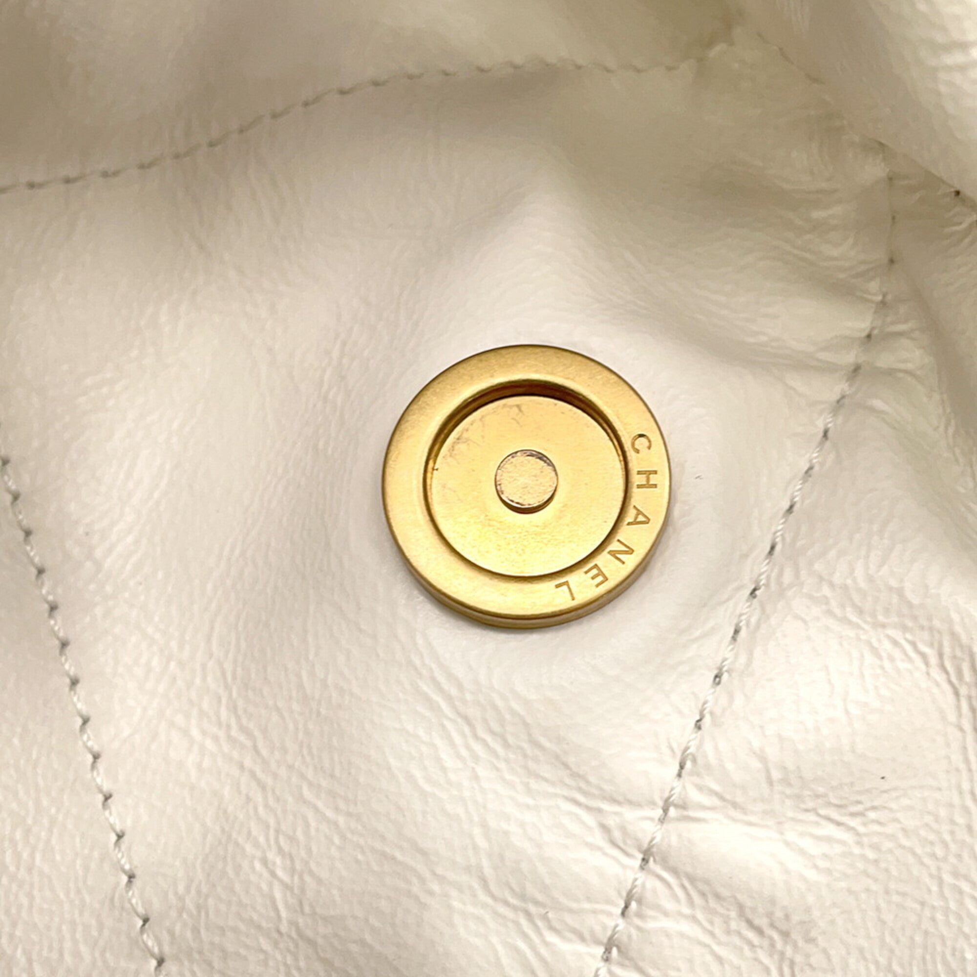 Chanel White Leather Handbag Shoulder Bag (Pre-Owned)