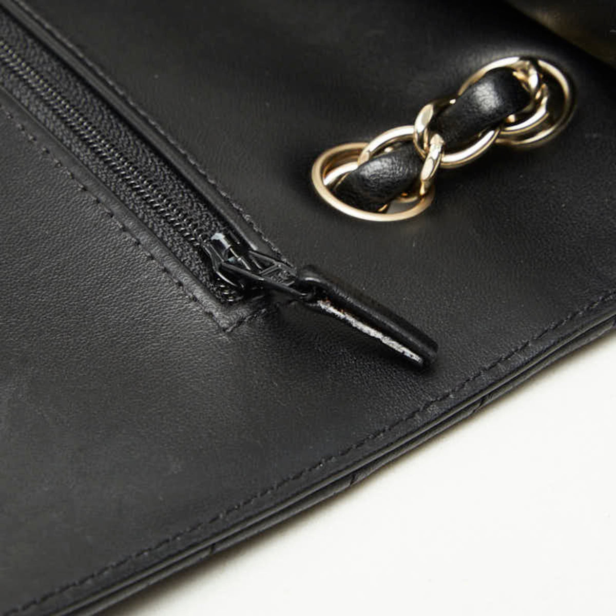 Chanel Black Leather Shoulder Bag (Pre-Owned)
