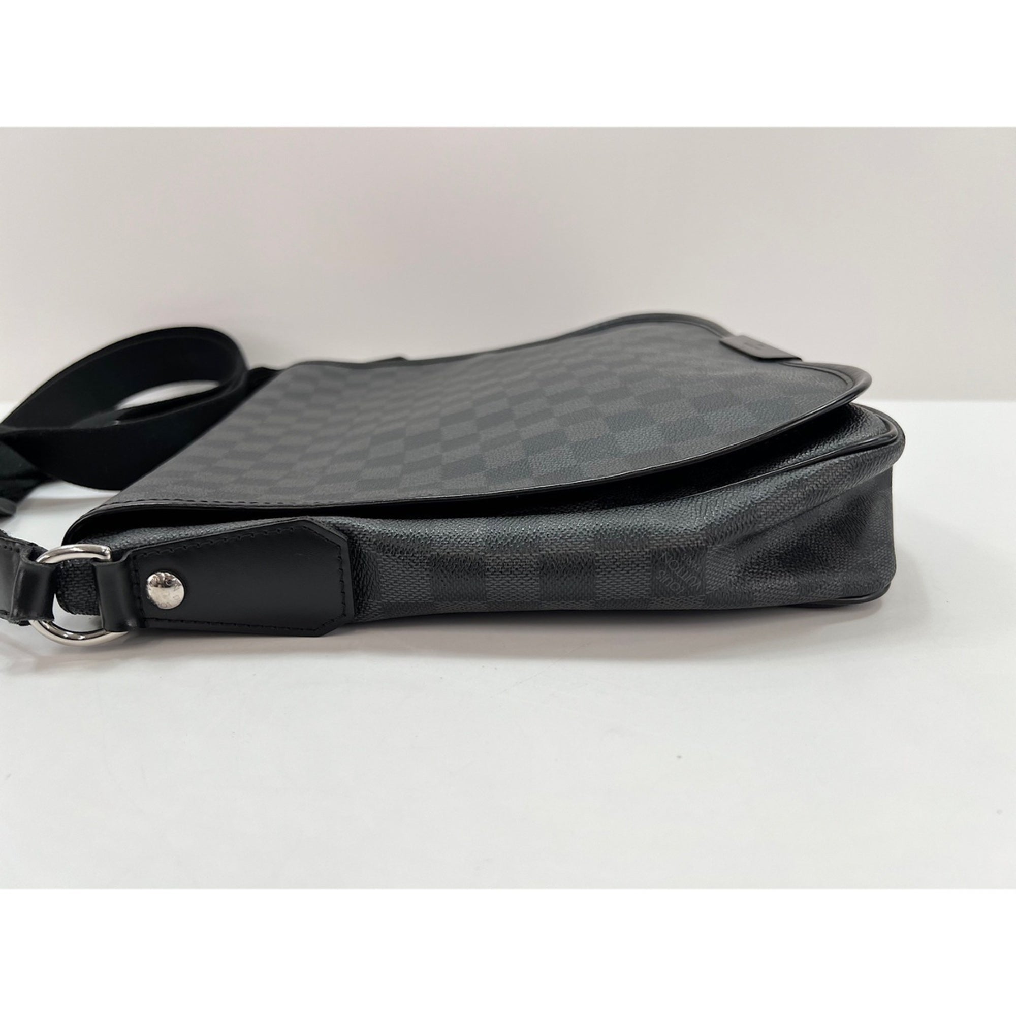 Louis Vuitton Black Shoulder Bag (Pre-Owned)