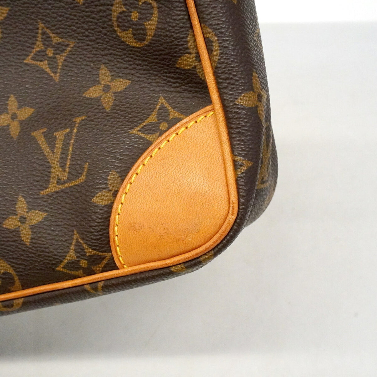 Louis Vuitton Brown Clutch Bag (Pre-Owned)