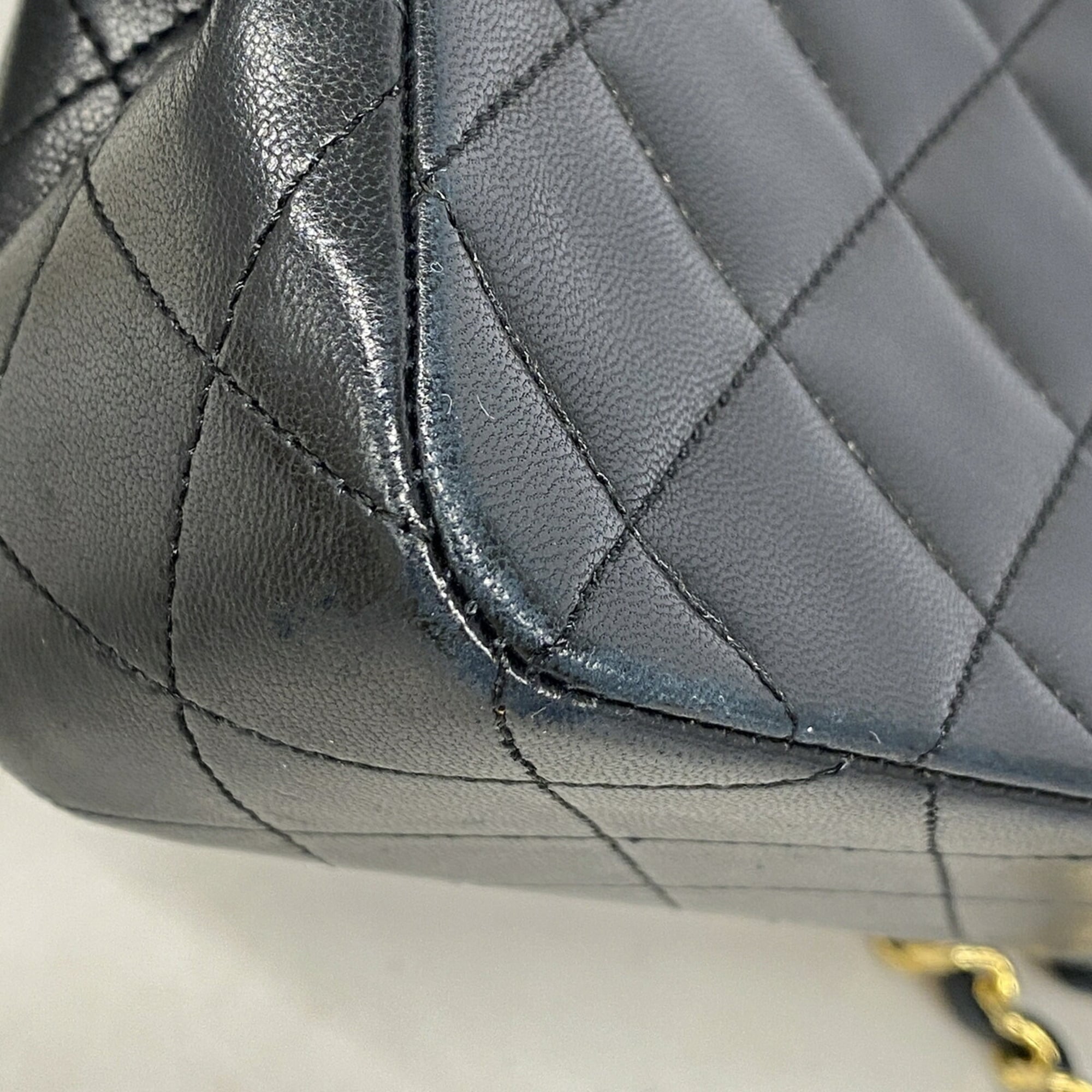 Chanel Black Leather Shoulder Bag (Pre-Owned)