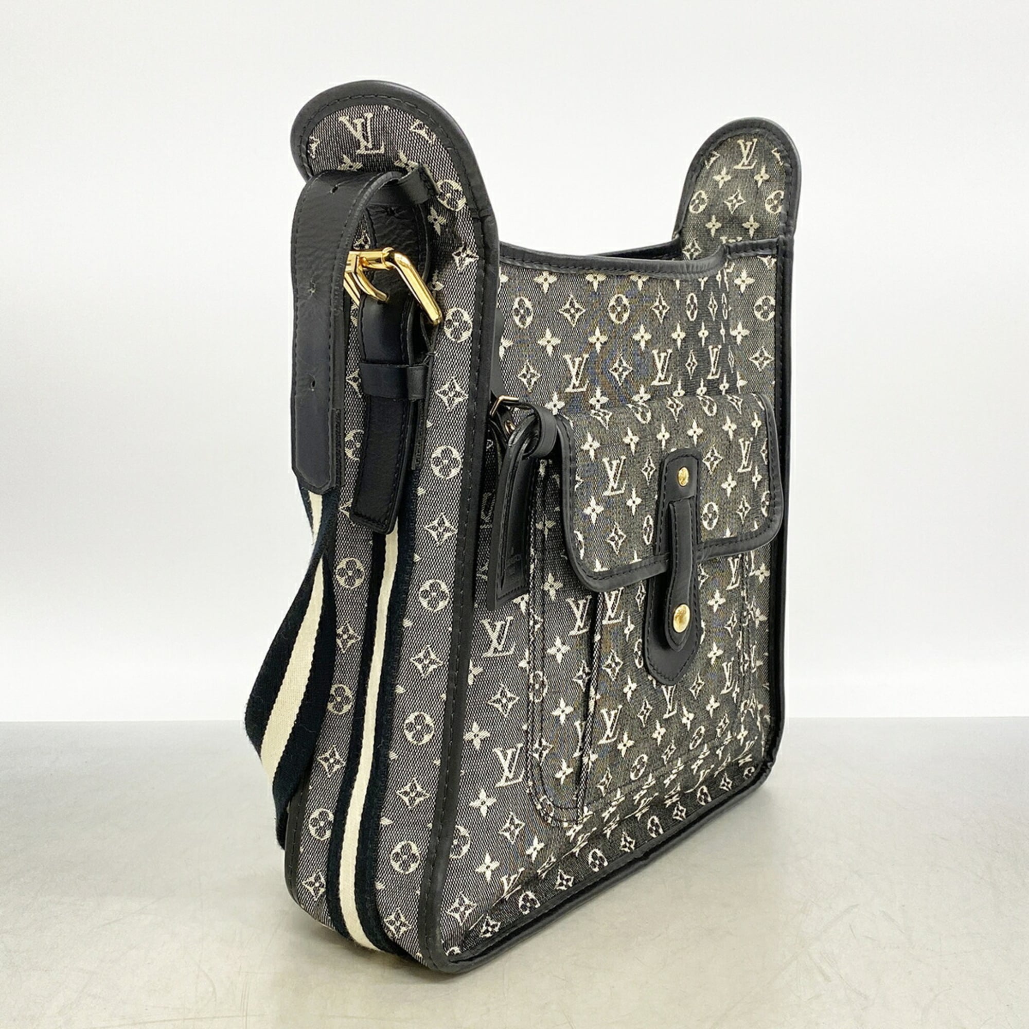 Louis Vuitton Noir Shoulder Bag (Pre-Owned)
