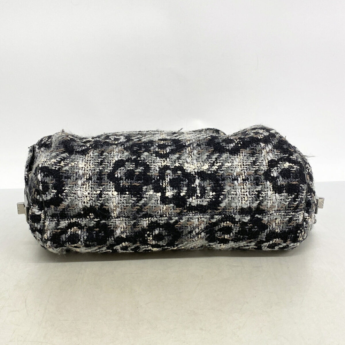 Chanel Black White Tweed Shoulder Bag (Pre-Owned)