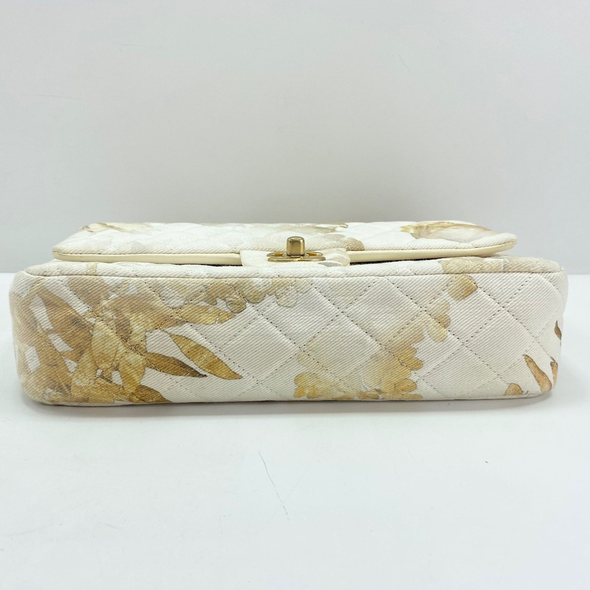 Chanel Matelasse White Canvas Shoulder Bag (Pre-Owned)
