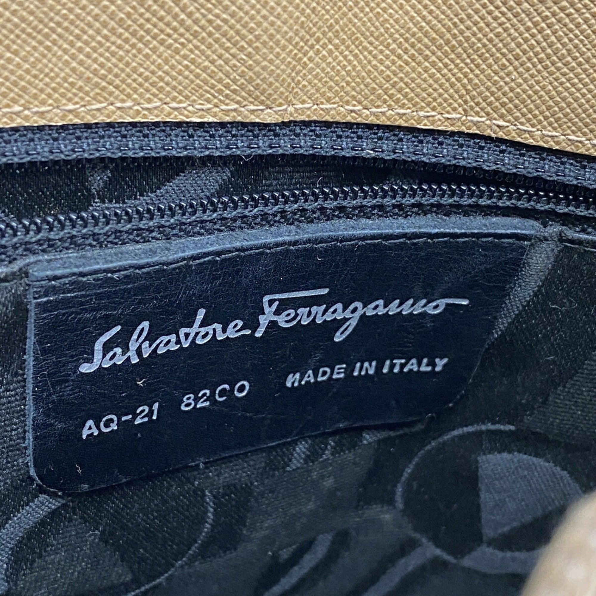 Salvatore Ferragamo Beige Leather Shoulder Bag (Pre-Owned)