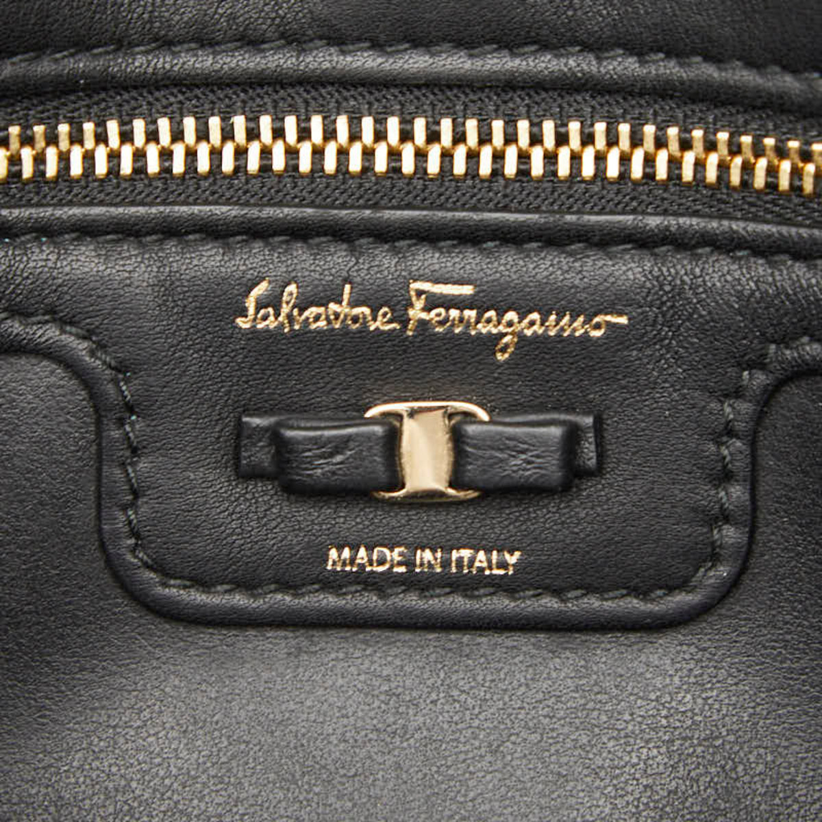 Salvatore Ferragamo Black Leather Shoulder Bag (Pre-Owned)