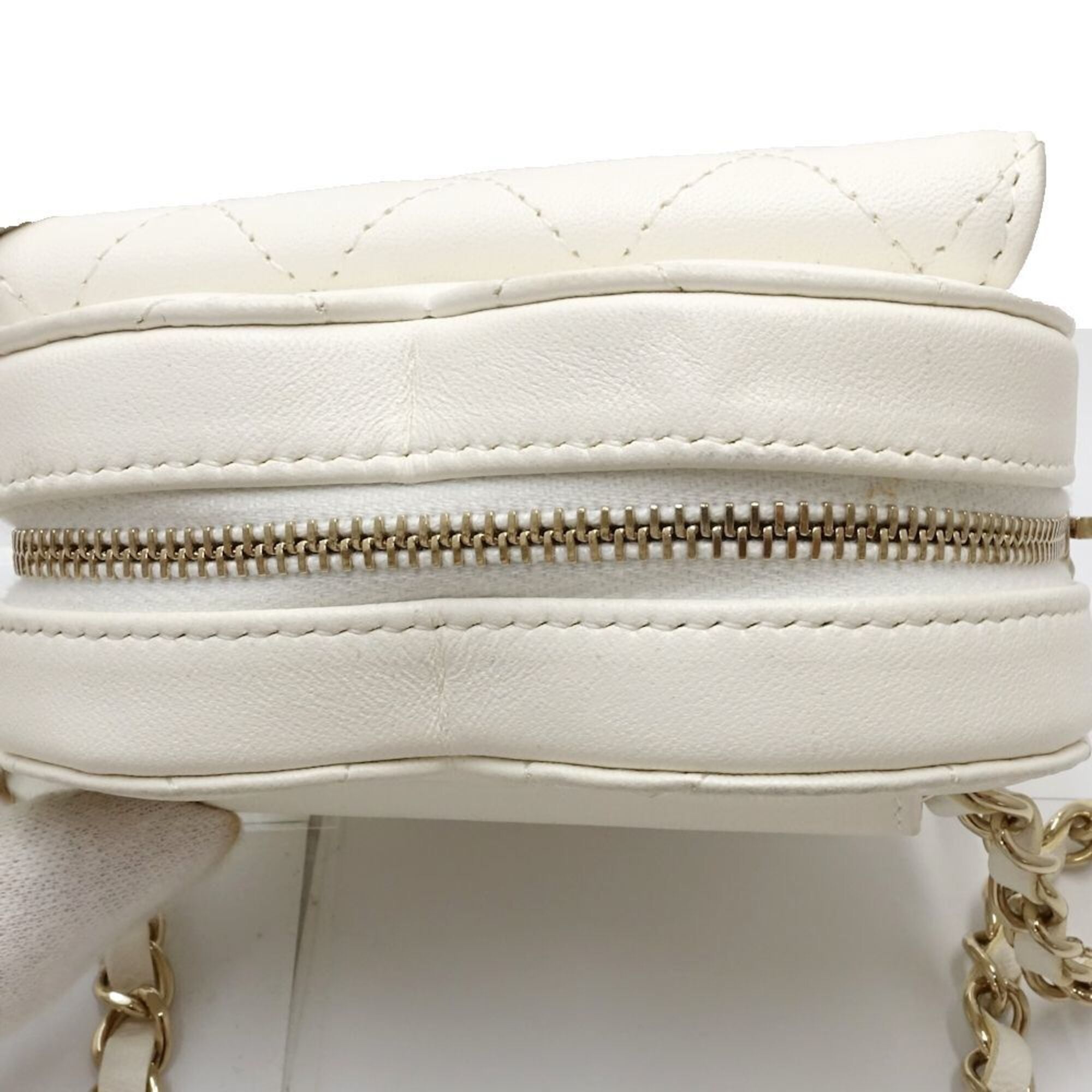 Chanel White Leather Fanny Pack Sling Bag (Pre-Owned)